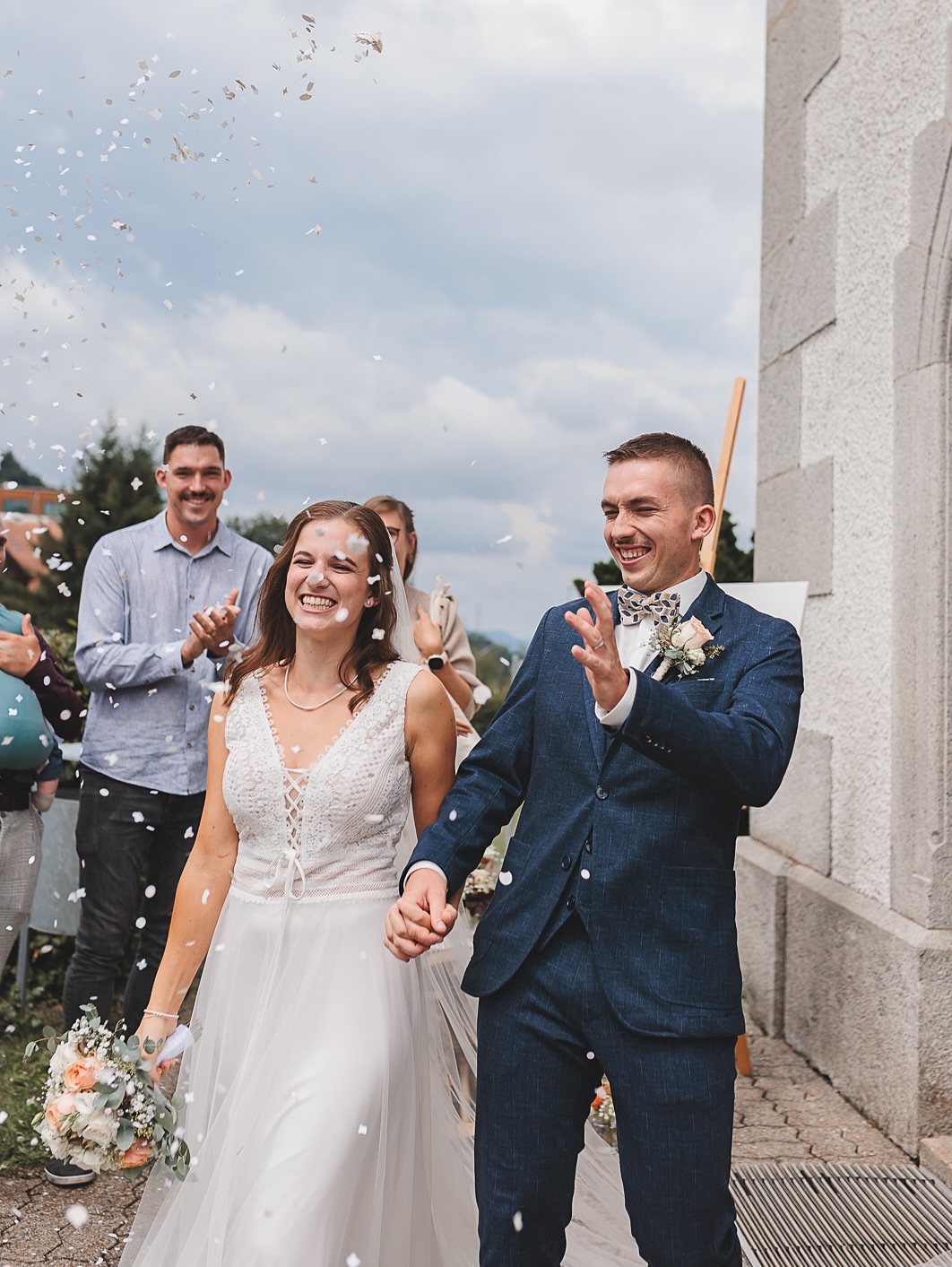 Hochzeit | Sarah & Tobias
So ein Tag bleibt einfach im Herzen.
Zwei Menschen, die so offensichtlich füreinander bestimmt sind, eine Trauung voller Emotionen (ja, auch bei mir blieb’s nicht ganz trocken in den Augen 😅) und eine Stimmung, die kaum familiärer hätte sein können.
Der Regen kam erst, als schon alles im Kasten war – besseres Timing geht nicht. Davor: Lachen, Umarmungen, Kinder, Pizza, Burger und zum Schluss diese legendäre Leukerbad-Cremeschnitte. Ich durfte mittendrin sein – nicht nur mit der Kamera, sondern als stiller Zeuge eines ganz besonderen Kapitels.
#hochzeit2025 #brautpaar #liebegewinnt #emotionalehochzeit #regenhochzeit #familienfest #burgerundliebe #cremeschnittegehtimmer #hochzeitschweiz #swisswedding #mittendrin #hochzeitsmomente
@aldrian.sarah @tobiasaldrian