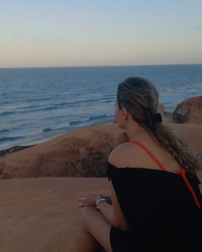 Setembro Amarelo 💛
O suicídio deixa lacunas profundas, dúvidas lancinantes e cicatrizes irreversíveis para aqueles que ficam, sentimentos de que podiam ter feito mais ou até mesmo de ter podido ajudar. Na década de 80, o suicídio era um tema tão tabu que não era digno de uma missa de sétimo dia para aqueles que tinham tirado a própria vida. Foi o Papa João Paulo II quem mudou essa perspectiva, revelando a misericórdia e o amor de Deus por essas pessoas tão sofridas e necessitadas.
Serei eternamente grata a esse Santo Padre, Papa João Paulo, por ter mostrado que a compaixão e a compreensão podem fazer uma grande diferença. Este mês está chegando ao fim, mas nunca é tarde para refletir sobre a forma como tratamos os outros. As comparações, a indiferença, a intolerância religiosa ou política, as críticas que nada têm de construtivo... Muitas vezes, temos o poder de mudar a vida de alguém, seja na nossa profissão como professores, médicos, contadores... antes de qualquer profissão, existe uma relação humana.
Pondere, nunca se sabe o que o outro está atravessando. Um olhar, um gesto, uma palavra podem fazer toda a diferença. Vamos escolher ser agentes de mudança, de amor e de compaixão. Vamos optar por ouvir, por entender e por apoiar. Porque, no final, é o amor e a compaixão que nos conectam e nos fazem humanos. E é com essa consciência que podemos criar um mundo mais solidário, mais compreensivo e mais amoroso.