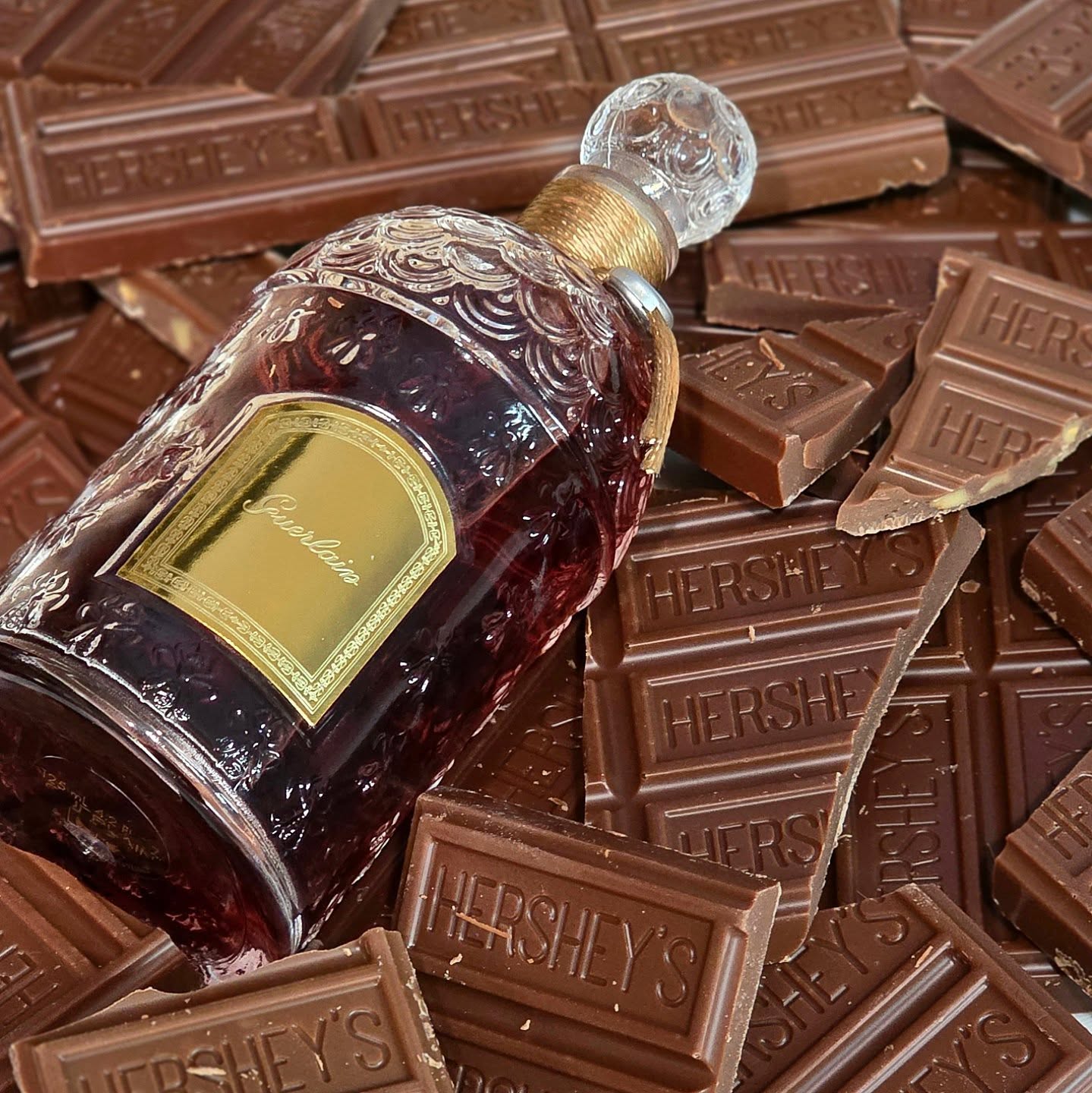 Gourmand Coquin - The chocolate treat you've been waiting for.
.
.
.
.
.
.
.
The new version was released as Feve Gourmande, but I'm one of the girls that ordered the original formula from Berlin.
Notes: Dark Chocolate, Cacao, Rum, Vanilla, Spices, Rose, Pepper.
.
.
.
.
.
.
.
#guerlain #perfume #nicheperfume