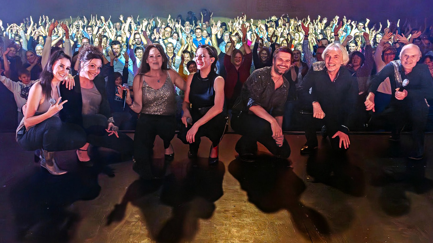 On n'aime pas le mot "dernière". Et pourtant... Qu'est-ce-qu'on a aimé partager cet ultime concert de notre tournée "Version Française" avec vous ! Nous avons chanté, dansé, rit et frissonné avec vous, et nos larmes n'étaient jamais bien loin. Si nous avons pu tourner ce spectacle durant 4 ans, c'est parce que nous étions entourés d'une équipe formidable et nous leur en sommes énormément reconnaissant. Merci à notre incroyable dream team technique, David et Yoan au son, Audrey et Sandy aux lumières, merci également à Tania notre costumière et bien évidemment à Sophie pour ses magnifiques mises en scène. Et sans oublier tous les techniciennes et techniciens qui ont oeuvré en coulisse pour garantir le succès du spectacle. Et merci à vous, cher public, pour votre chaleur transmise à chaque concert, pour vos mots après les spectacles ou sur les réseaux, pour vos larmes et pour vos sourires.
Le chapitre suivant est en cours de création, et on vous promet de très belles surprises pour la tournée de nos 20 ans en 2026 ! D'ici là, prenez soin de vous, et à bientôt ❤
Lauranne, Joanne, Tania, Faustine, Claude, Laurent et Bernard
Photo (C) Eric Chatelain