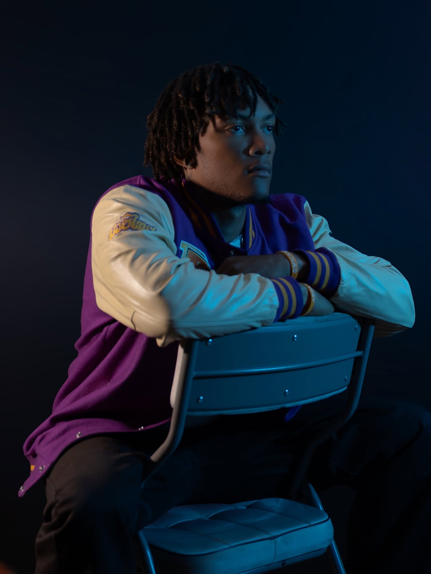 Every shade tells a story. Focused. Grounded. Unapologetically me. 😎🔥
#PortraitMood #MoodyPortraits #CreativeLighting #PortraitPerfection #LifestylePortrait #VisualStoryteller #CinematicPortrait #AuthenticVibes #InFrame #EveryShadeCounts