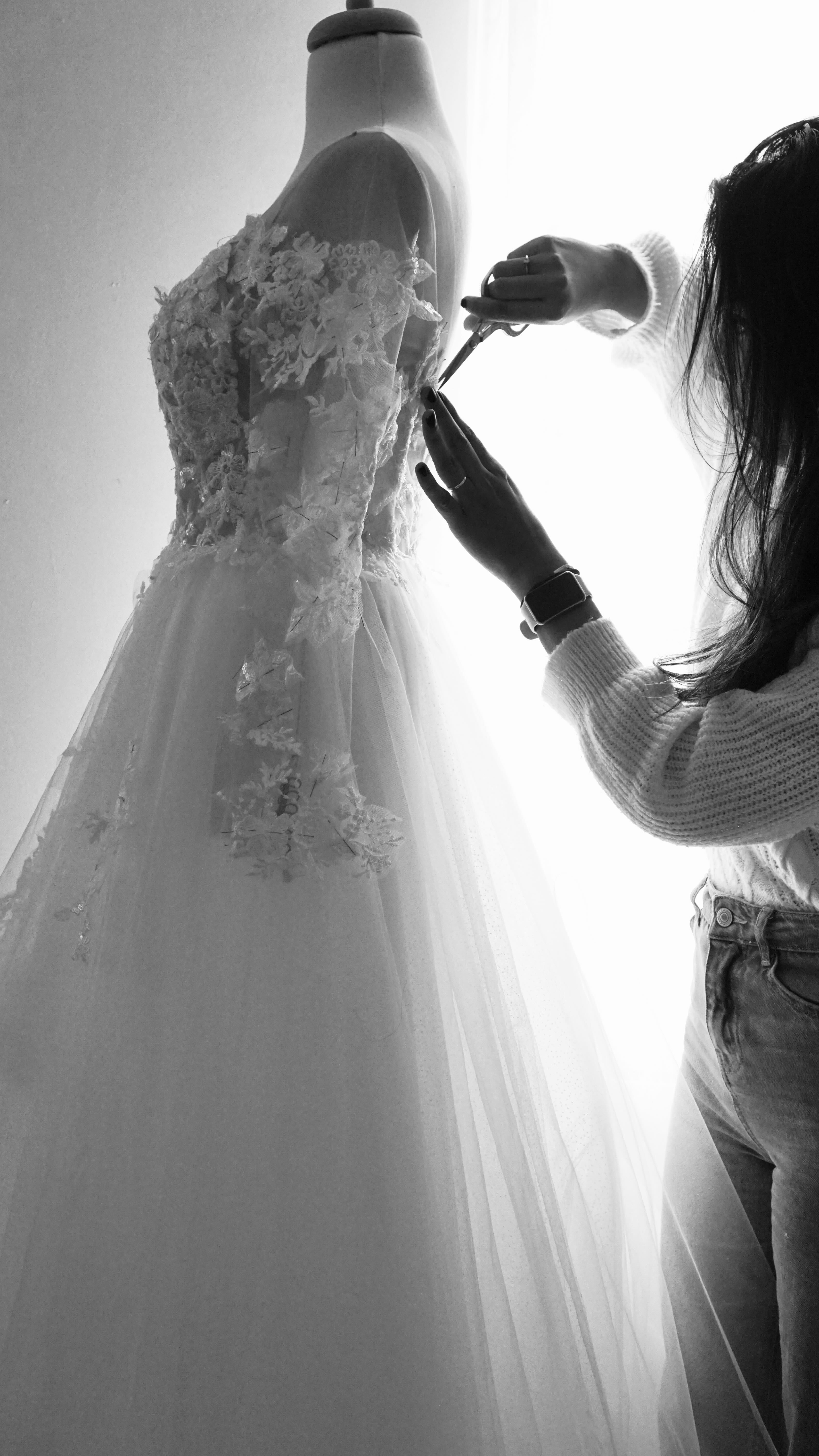 ¿Cómo es el proceso? 👰♀️
1. Primero conocerte, agendamos una primera cita virtual o presencial, en la que escuchamos tus ideas, y anotamos detalles importantes sobre tu vestido ideal, sobre tu boda y fechas.
2. A partir del diseño y especificaciones te hacemos una cotización que se acomode a tus presupuesto ideal y gustos.
3. Una vez aprobados redactamos un contrato especificando las fechas de entrega y costo total del vestido.
4. Tomamos tus medidas ( con tus zapatos de boda)
5. La confección inicia una vez tenemos el contrato firmado, el 50% del pago total y tus medidas.
6. Durante la confección recibirás updates sobre el proceso, quizá escoger encajes, colores y tipo de tela si aplica.
7. El proceso dura como mínimo 3-6 meses y puede estar afectado por la complejidad del diseño, por lo que te recomendamos que te pongas en contacto con tiempo.
8. Llega el momento de las pruebas y fitting. Usualmente son más de una, Aquí revisamos el vestido, y si hay que hacerle algún ajuste antes de la entrega final establecida en el contrato.
9. Entrega final 🥂
Cada novia es diferente y lo sabemos y también lo celebramos. Es un honor hacer tu vestido realidad ✨ #neufeldnovias #neufeldnovias #noviaspanama #boquete #panama #bridespanama #bridespty