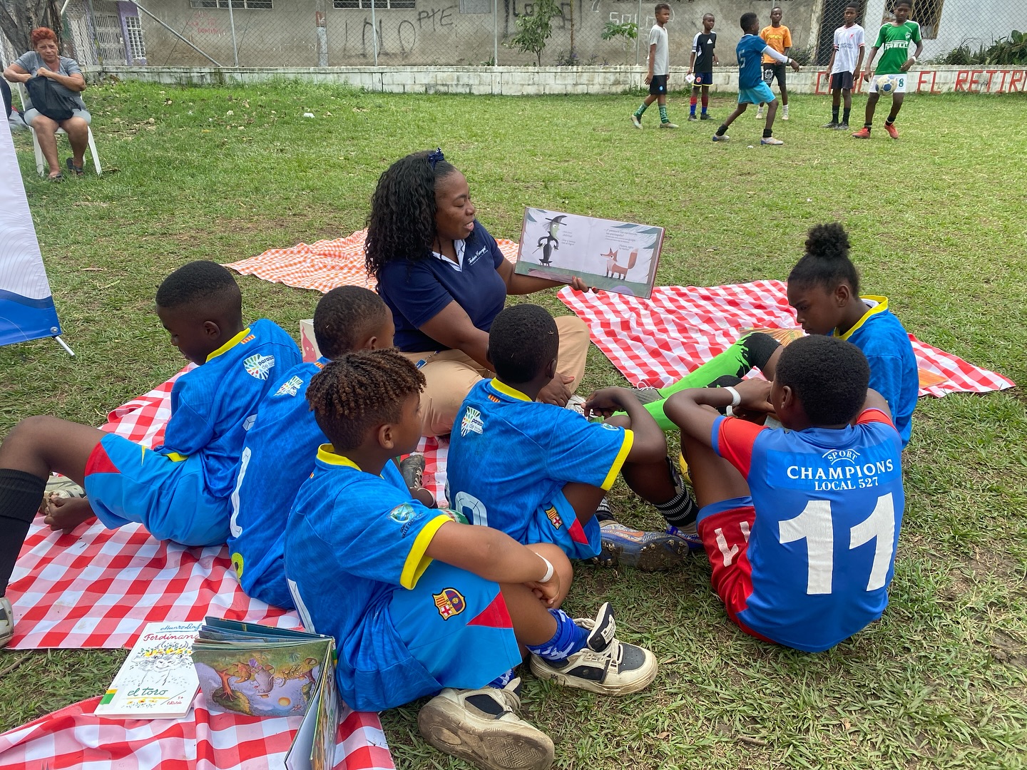 ¡Compromiso Valle con los Territorios llegó al barrio El Retiro, en la Comuna 15! 🧡💚💜
Este sábado 27 de septiembre vivimos una jornada de construcción de tejido social, gracias al trabajo conjunto de líderes comunitarios, voluntarios de empresas, fundaciones y habitantes del sector.
Con el apoyo de la fundación @mi.oportunidad y organizaciones aliadas como: @grupoaval, @bivienoficial , @finesacol, @eficaciacol, @uav_valle, @fundacionvalledelili, @cuidartecali, @baiyalocali , @f.alianzasolidarias, @fundatransvida, @funcolven , @fundacioncarvajal , @falvaralice y @veolia_co , llevamos a la comunidad una variada oferta de servicios:
🩺 Valoraciones médicas y toma de prueba HCV
🧴 Entrega de más de 300 kits con productos para el cuidado personal
⚽ Encuentro deportivo
📚 Zona de lectura
🗳️Pedagogía Electoral
🥁 Presentaciones artísticas
Además, junto a voluntarios, @veolia_co y vecinos del sector, embellecimos la cancha con labores de limpieza y pintura.
¡Gracias a todos los miembros de la comunidad, empresas, líderes sociales y organizaciones que hicieron posible esta jornada!
#TodosSomosCompromisoValle