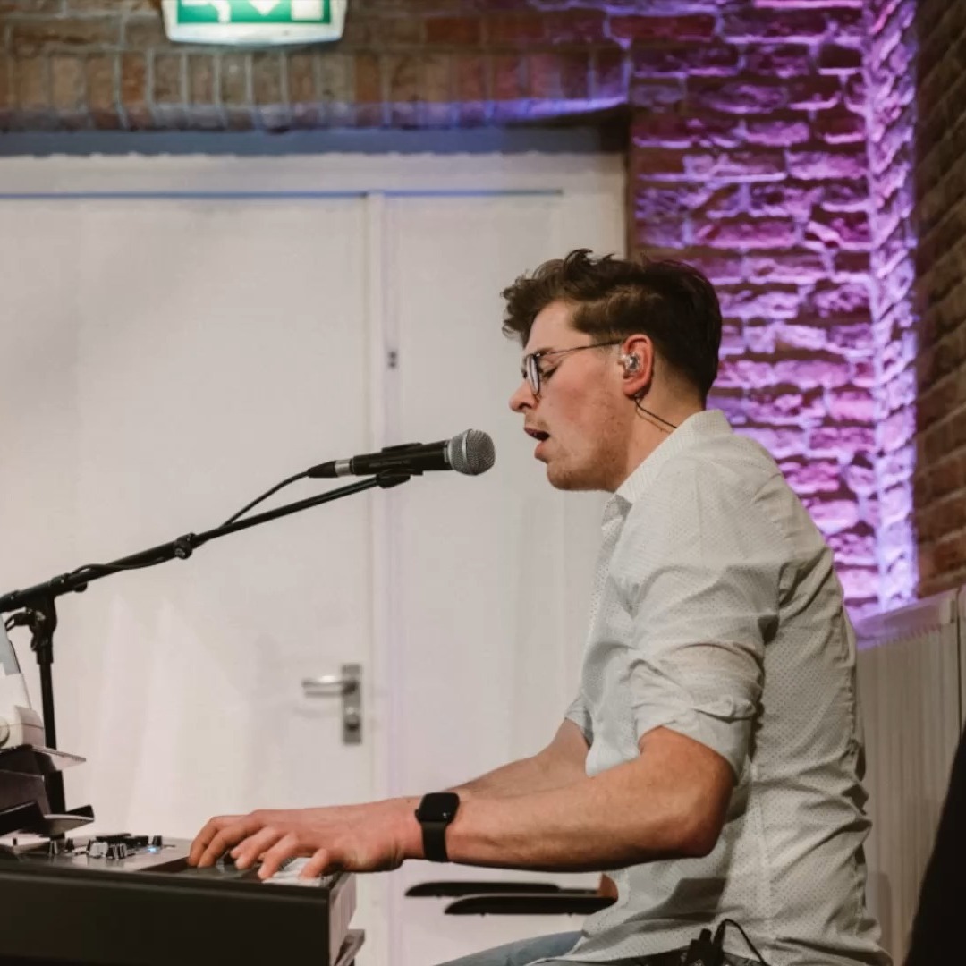 Nog een “wat zijn we trots!”-post… Want wat is er leuker dan nieuwe dingen leren en mooie muziek maken? 🤩 Dit is een snippet van het allereerste liedje van onze leerling Jorian – zelf ingezongen, zelf geschreven en zelf ingespeeld. Onwijs leuk!
#trots #muziek #makers