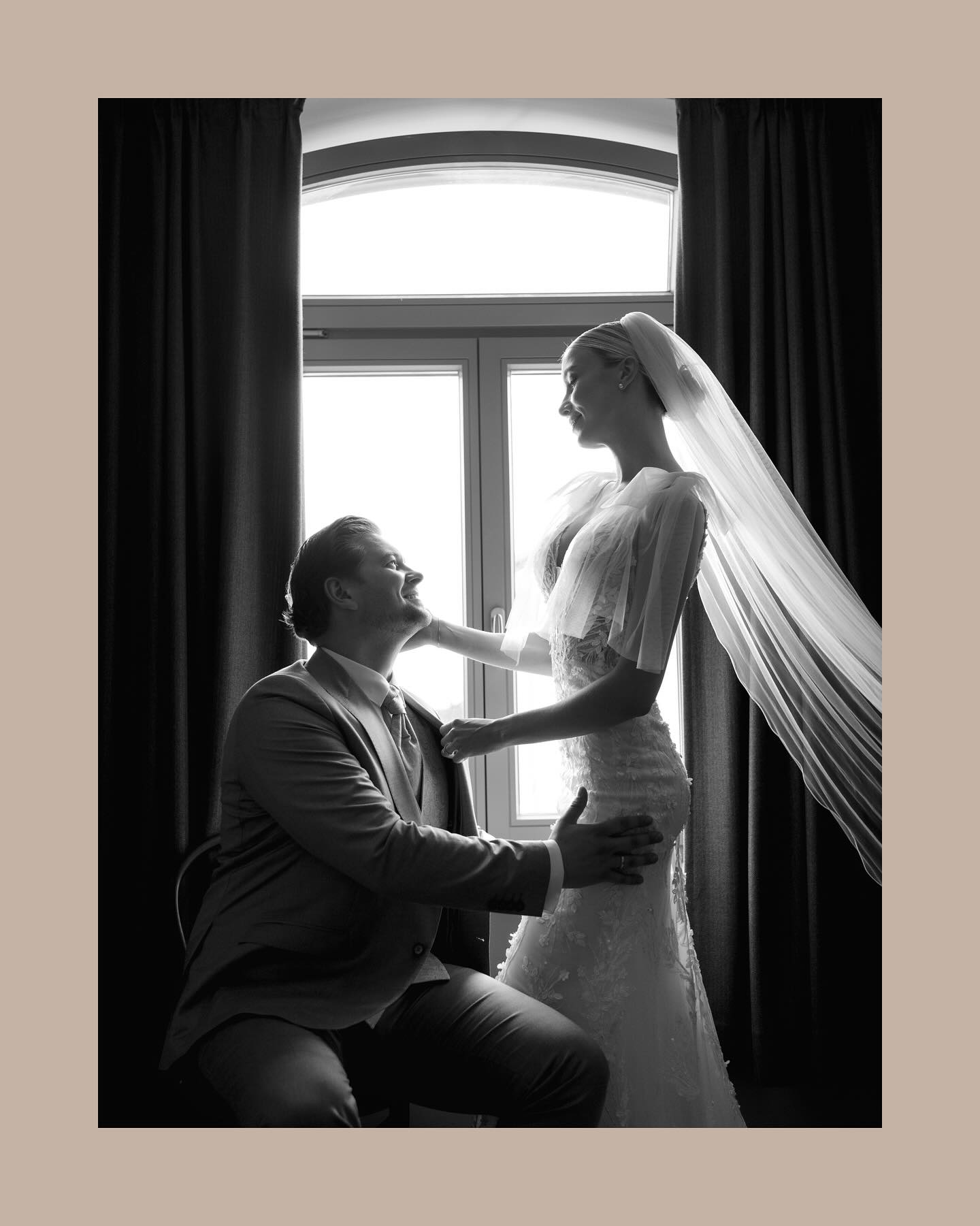 Manchmal sind es die stillen Momente, die die größte Magie tragen.✨Ein Augenblick voller Intimität, eingefangen im Spiel von Licht und Schatten. Direkt vor dem Fenster ihrer Suite auf Sylt entstand diese Aufnahme – zeitlos, elegant, voller Nähe.
Es sind Bilder wie diese, die Geschichten über Liebe schreiben, die nie verblassen.
#HochzeitsfotografSylt #HochzeitsfotografHamburg #SyltWedding #HamburgWedding #HochzeitsfotografieSylt #WeddingPhotographerSylt #WeddingPhotographerHamburg #DestinationWeddingGermany #ElopementSylt #Hochzeitsreportage #FineArtWedding #WeddingMoments #HamburgWeddingPhotographer
_
_
_
_
_
_
_
_
_
_
_
Planung/Konzept: @onelifespirit_ @jekita.fotografie
Koordination/Orga: @smart.geplant
Papeterie: @noorddesign @florabelle.paperart
Styling: @ganna.vaske
Floristik: @eventfloristikbyklara
Model: @naira_stevens
Location: @mimosa_suites_sylt