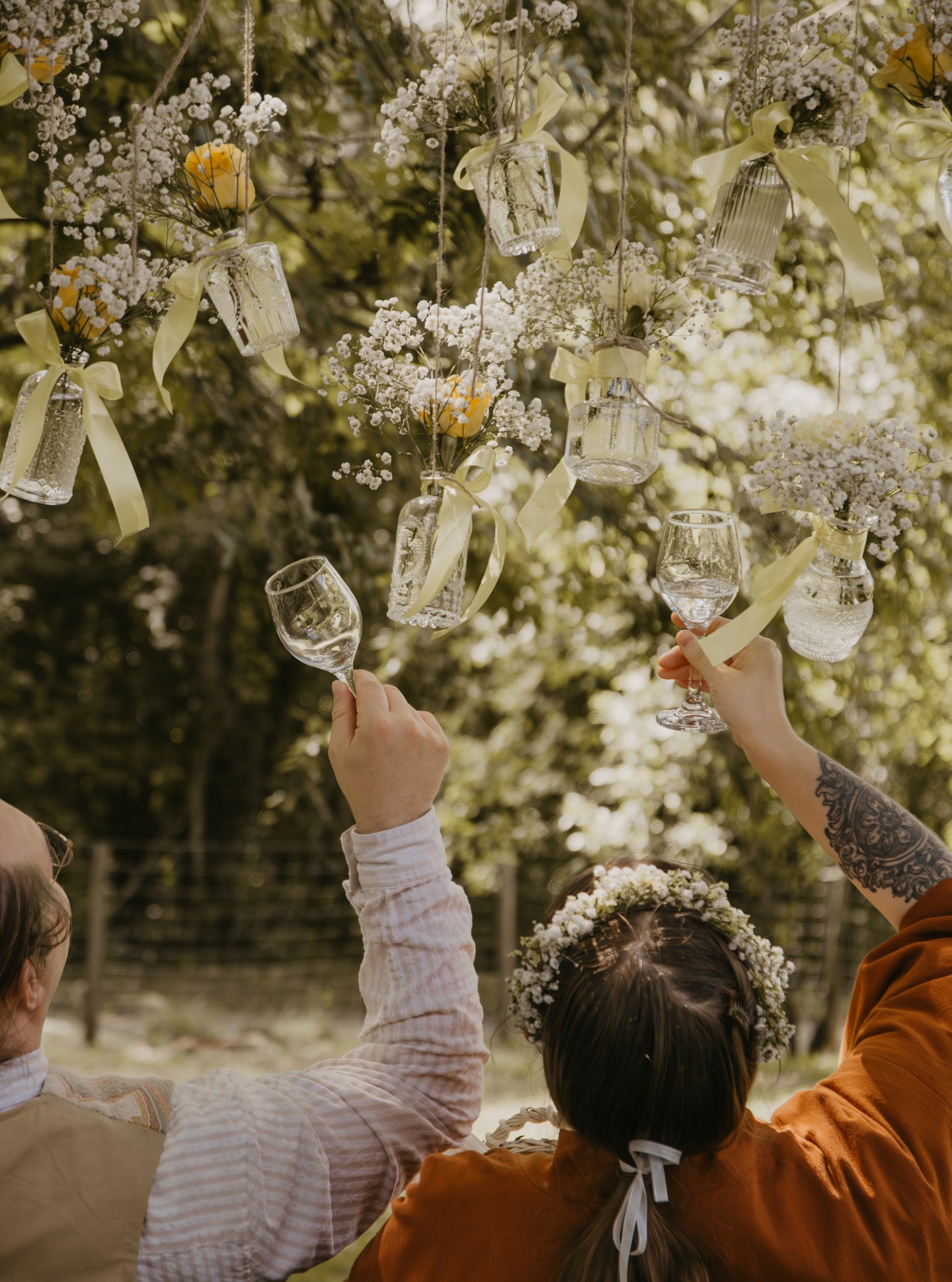 Lever son verre à l’amour, sous un ciel fleuri et suspendu…
Un moment hors du temps, où la nature devient témoin de promesses et de célébrations. 🌿💛
#Mariage #AmourAuthentique #InstantsMagiques #WeddingDetails #Célébration #WeddingInspiration #FleursDeMariage #DécorationMariage #BohoWedding #MariageChampêtre #WeddingMood #Amour #HistoireDAmour #WeddingPhotographer #WeddingVibes #JustMarried #Romance #Mariage2025 #SouvenirsDeMariage #Émotions