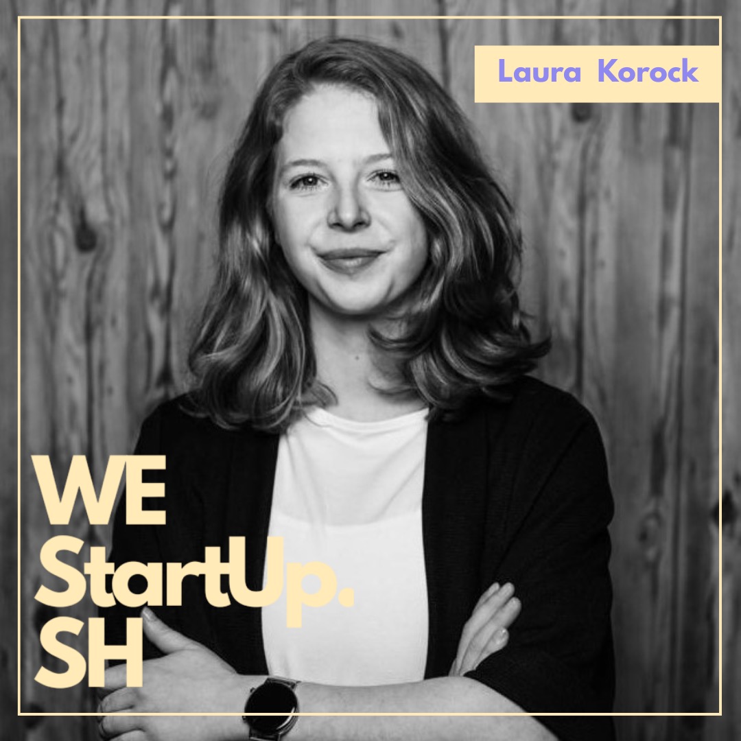 ✨ About us: Meet the WEstartUpSH- Team ✨
👋👩🏼🦰 Moin! Ich bin auch wieder mit dabei! Mein Name ist Laura und nachdem ich 2023 schon einmal mit dabei war, darf ich seit September 25 wieder mit ran und das Team von WEstartupSH unterstützen 🎉
🏫 Gleichzeitig arbeite ich seit August 2022 als wissenschaftliche Mitarbeiterin in der Abteilung der Arbeits- und Organisationspsychologie der Europa-Universität Flensburg und promoviere zum Thema "Humor im Arbeitskontext".
🌿 🌳 Wenn ich nicht fleißig für die Uni arbeite, bin ich super gern draußen in der Natur aktiv und verbringe meine Zeit mit viel Bewegung.
🚴♀️ Ich bin eigentlich immer mit dem Rad unterwegs, hänge gerne an Boulderwänden rum, bin im Sommer gern auf oder im Wasser und im Winter mit Schlittschuhen auf dem Eis unterwegs. Sport begleitet mich auch schon seit meiner Kindheit: Ich selbst bin als Synchroneiskunstläuferin aufgewachsen und auch heute noch als internationale Preisrichterin diesem Sport sehr treu ⛸️🍀
😊 Ich freue mich auf jeden Fall schon, euch im Rahmen von WEstartupSH begegnen und unterstützen zu dürfen. Egal ob bei einer unserer Veranstaltungen, dem Mentorinnenprogramm, Workshops oder anderen Formaten - ich habe richtig Lust euch kennenzulernen und euch bei euer Ideenumsetzung begleiten zu dürfen! 👋🏼☺️