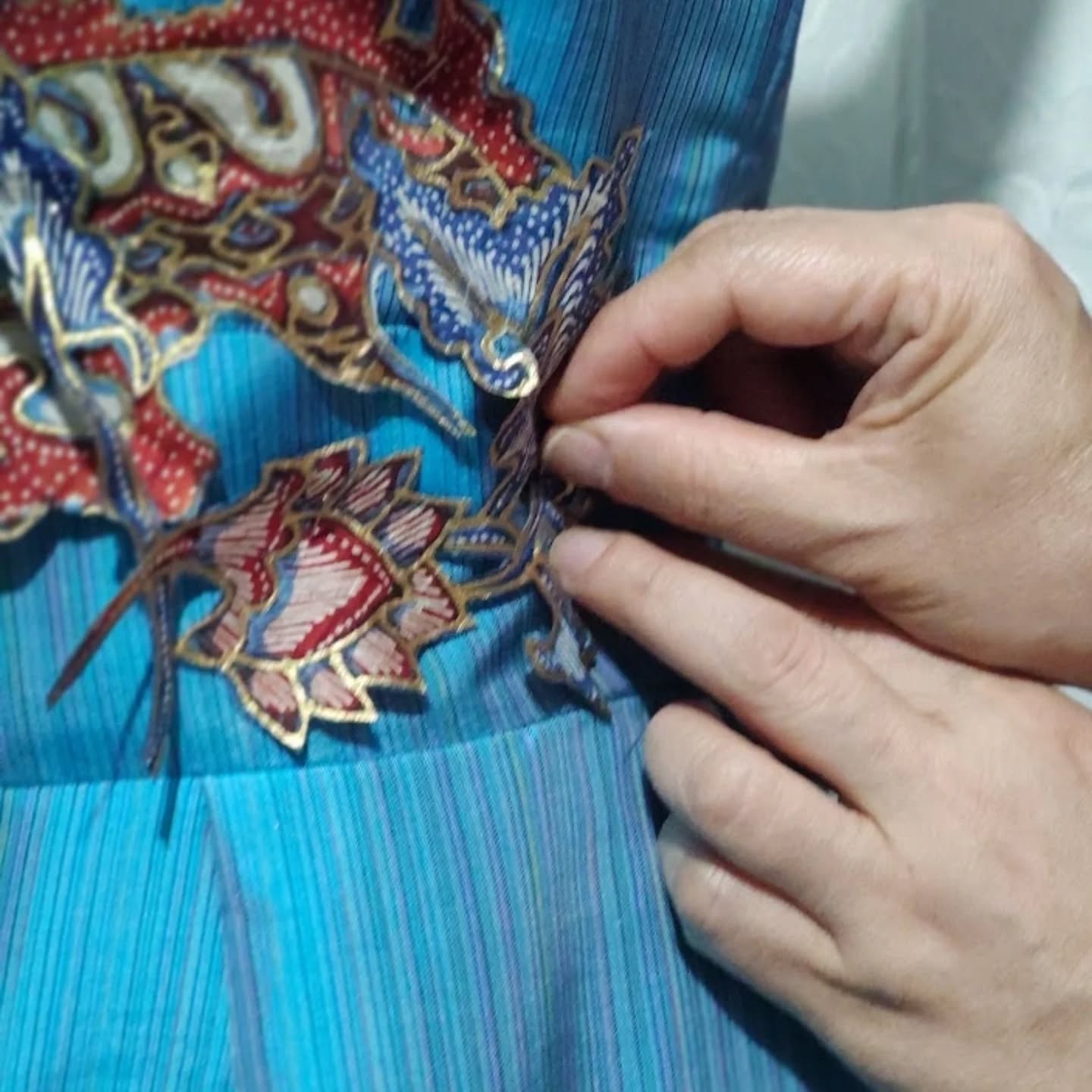 En ocasiones, el lujo se vive en silencio.
Este encargo privado en seda se trabajó con discreción absoluta: boceto, pruebas, acabados a mano y ajustes milimétricos en el espacio de la clienta. La caída dicta la silueta; el aplique, cosido puntada a puntada, guarda la memoria del proceso.
#EveValverde #SilkCouture #HandFinished #MadeToMeasure #ConsciousLuxury #HauteHouseCall #SlowLuxury