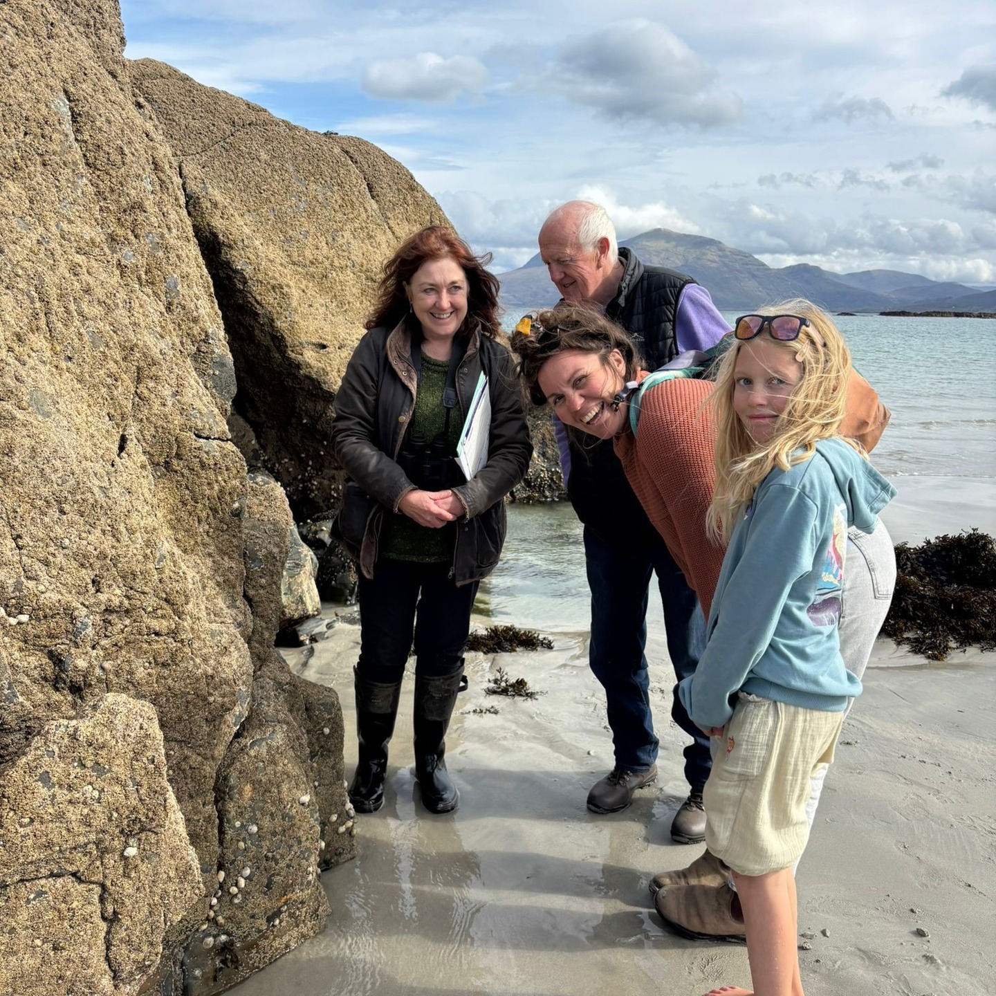 @marielouiseheffernan , one of our Galway regional coordinators, out in Connemara surveying yesterday! It's been the perfect weather for it! The crew spotted some kelp and breadcrumb sponge!
Book your survey and spend some time down on the shore! https://www.coastwatch.org/all-ireland-survey-autumn-2025