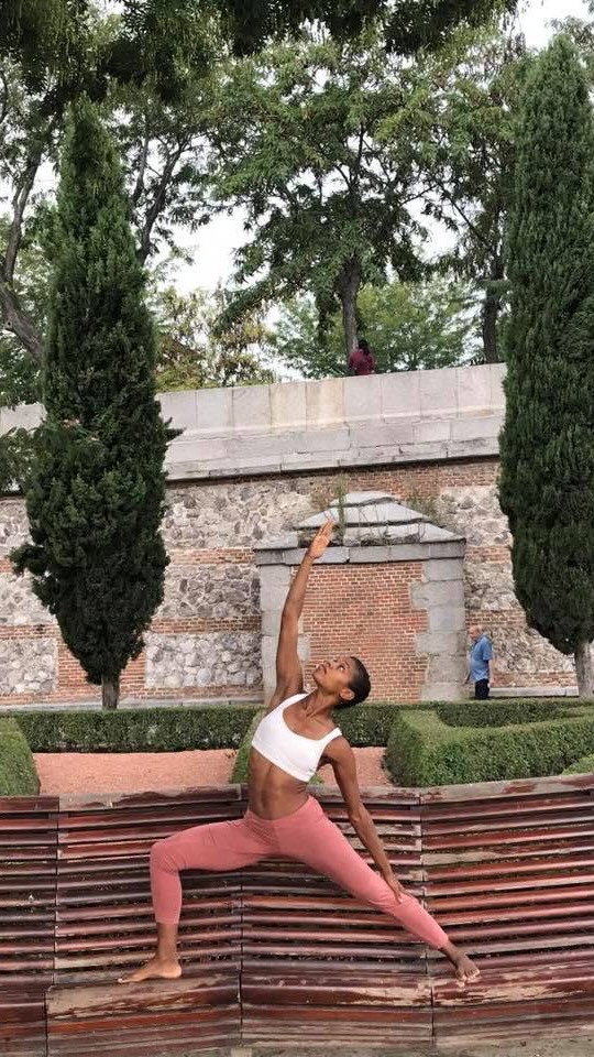 JAI!!! 🚀✨ ROCKET TT ~ DAY 1
Rocket Vinyasa Yoga Serie 1
Esta semana tengo el placer de asistir a la Formación de Rocket Yoga guiada por @yoganapau y @mirisabyoga, la primera guiada por estas dos noias tan cracks!! 💥
Aunque lleve más de 20 años practicando y he hecho muchas formacion de Rocket Yoga.... nunca está de más apuntarse a otra!!!
Además del amor y la dedicación que le han puesto, como lo explican y sobretodo la comunidad que se crea en cada encuentro de este estilo. No solo te llevas conocimiento sobre las asanas y la práctica física, sino también compartir fuera de la esterilla el yoga que es más invisible, el de la filosofía :) compartir inquietudes, anécdotas y experiencias en comunidad. Las conversaciones que se generan son necesarias y muchas veces en la pràctica diaria se echa en falta tener estos espacios de conversación.
Por lo que invito a que por lo menos puedas venir a participar a las Masterclasses de los próximos días, para que experimentes algo de lo que se vive en esta Formación de 5 días!!!
MASTERCLASSES ABIERTAS AL PÚBLICO
¿ CUÁNDO? 😱
🚀 25/09 ~ JUEVES @ 9h 💥
🚀 26/09 ~ VIERNES @ 9h 💥
🚀 27/09 ~ SÁBADO @ 9h 💥
🚀 28/09 ~ DOMINGO @ 9h 💥
¿DÓNDE?
📍 Poble Nou @el7estudio
Carrer de Pallars, 84-88 (Marca 49🛎️)
Contact con @yoganapau para más info!
Yo sin duda estaré los próximos 4 días a full como una esponja 🧽✨ ¡¿Nos vemos en la esterilla?!
#rocketyogabarcelona #rocketyogateacher #rocketyoga #rocketyogateachertraining