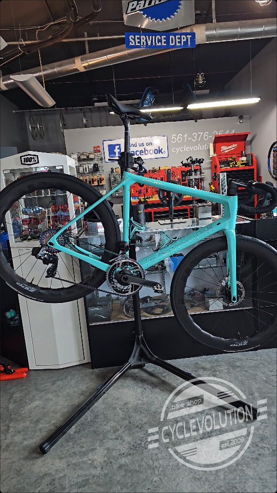 Custom build @bianchibicycles
#cyclevolution #smallbusiness #bikelife #bikepic #bikelove #bikeshop #bikeporn #unboxingbike #bicyclelife #bicyclelife #bikeshoplife #localbikeshop #supportlocalbikeshop #delraybeach #delray #a1aflorida #gravelbike #roadbike #sram #sramaxs #bianchi
