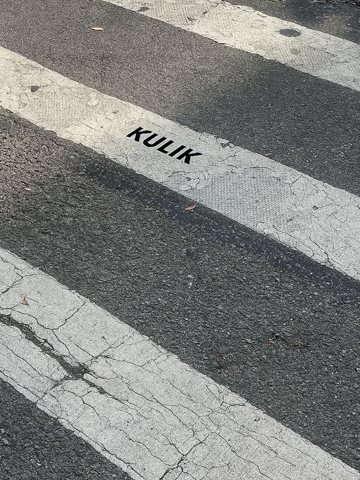 KULIK na przejściu.
Nie zatrzymuj się.
Nie pytaj o drogę.
Nie oglądaj się za siebie.
Idź.
W swoim tempie. W swoim stylu.
Z torebką, która nadąża za Twoim ruchem.
Lub jeszcze lepiej – wyprzedza go.