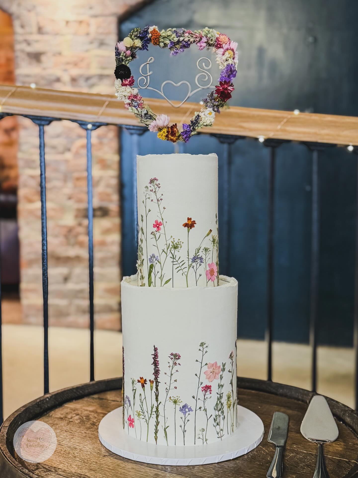 🤍 Wedding day 🤍
Huge congratulations to J&S who married @lodgefarmweddings
Beautiful dried edible Flowers @floracle.flowers
.
.
.
.
.
#cakedecorating #cakestyle #cakeart #buttercream #leeds #westyorkshire #leedsbaker #weddingcakesideas #weddingcake #weddingcakedesign #bespokeweddingcakes #weddingcakeinspiration #prettyweddingcakes #texturecake #uniqueweddingcakes #weddingcakeinspo #whiteweddingcake #whitecake #texturedcake #prettywedding #weddingcakes #driedflowercake #floralcake