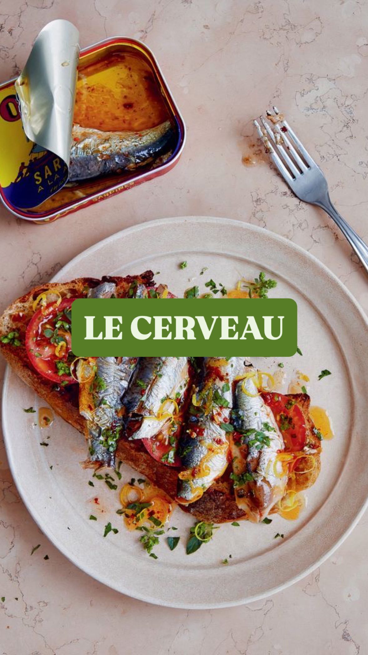 Brouillard cérébral! On connaît tous cet état désagréable.
Un manque de glucides? Non souvent le contraire!
Voici mes astuces cerveau:
🍭trop de sucre: le cerveau devient résistant à l’insuline et ne sait plus bien utiliser le glucose. Modérez les céréales et sucreries.
😴 le sommeil est réparateur pour le cerveau! Dormez vous 8h et de bonne heure?
🐠 le cerveau a besoin d’omegas 3 en quantité suffisante. Les petits poissons gras, les œufs omegas3 ou encore certaine algues vont vous aider à atteindre votre quota.
🥩 les protéines permettent la synthèse de nos neurotransmetteurs (dopamine, melatonine, sérotonine…). Visez 30 g surtout le matin et midi pour bien dormir, vous concentrer …
💊 certains micronutriments importants pour le cerveau sont souvent déficitaires. Vérifiez par bilan sanguin et ajustez éventuellement avec un bon bon multivitamine sans oublier le magnésium et la vitamine D.
Parmis ces 5 points, lesquels sont faibles chez vous?
Pour aller plus loin: je suis auteure de mon 1e livre: La révolution du cétogène flexible. Maîtrisez votre santé à 360 degrés pour perdre du poids.