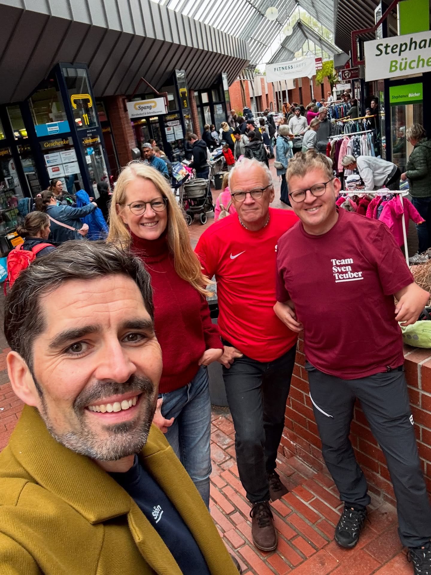 🏡In unserer Stadt, da ist viel los. Und schön ist, dass das auch für das Miteinander in den Stadtteilen gilt. Ob beim Flohmarkt für Kinder Im Treff, am Aussichtspunkt Petrisberg oder in Trier-Süd. Überall tummeln sich Leute, reden miteinander, genießen und leben in unserer schönen Stadt.
🤝Das liegt auch an so wichtigen Arbeitgebern wie den Hochschulen oder den Kliniken. Auf meiner 2. Radtour durch die Stadtteile habe ich heute daher auch an der Uni Halt gemacht. Denn dort werden bald weitere 60 Millionen Euro vom Land investiert, um die Uni räumlich weiter fit zu machen. Am ehemaligen Kloster St. Clara haben wir den beeindruckenden Bau der neuen Pflegeschule des Klinikum Mutterhaus gesehen, den ich vor Kurzem als zuständiger Minister mit eröffnen durfte.
🙏Kurzum: es tut sich viel, wofür man allen nur Danke sagen kann. Und die Unterstützung vom Land und mir ist dafür sicher: es wurden in den letzten 4,5 Jahren knapp 500 Millionen Euro von Mainz nach Trier für unsere Entwicklung gegeben. Stark für Trier. Stark im Land. So soll es weitergehen. Freue mich schon auf meine nächste Tour und dich. Wir sehen uns.🚴
#sventeuber #trier #trierimlandtag #fahrradtour #radtour #mitradeln #mitreden #pflege #uni #hochschule #studierintrier #rlp #mainz #spd #mutterhaus