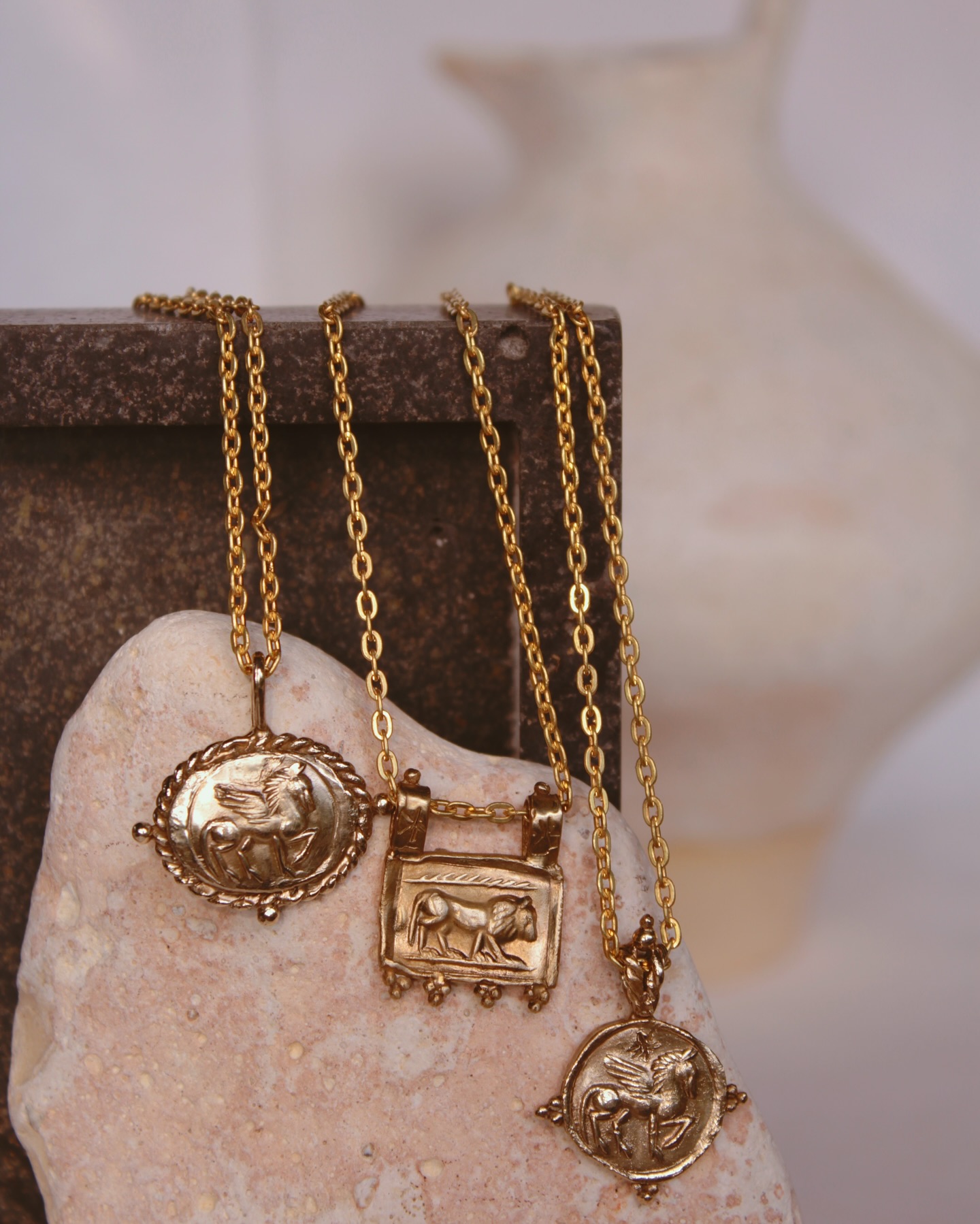 Os quiero contar la historia de estos tres nuevos colgantes creados a partir de unas piedras talladas a mano por artesanos, llamadas “intaglio”, que adquirí en mi viaje a Istanbul. Van a haber más diseños con figuras mitológicas y símbolos ☺️ Estos colgantes en concreto llevan las figuras del Pegaso y un León.
El colgante del León para mi es especial, lo creé partiendo de una imagen que se me quedó grabada a raíz de un sueño que tuve en 2014, de esos sueños que surgen entre el estado de vigilia y el de sueño, en el que se me apareció una puerta gigante azul, con estrellas amarillas brillantes como el cielo en la noche, en el sueño yo pronunciaba una frase que le decía a Ishtar: Ishtar, esta es tu puerta, protégela. Ese sueño me impactó tanto que rápidamente al despertar busqué en google puerta de Ishtar, y me quedé alucinada por lo que vi, si bien no tenía estrellas, si que era un muro gigante azul, hecho con azulejos de lapislázuli y con una puerta enorme, llena de animales de color amarillo, y flores, entrada de la ciudad de Babilónia, y que llamaron Puerta de Ishtar debido a una lápida enterrada bajo la puerta dónde dice que esa construcción honra a la diosa Ishtar.
Los animales que aparecen en la puerta son relieves de Leones, toros, dragones, seres mitológicos, como unicornios, etc. El León se asocia a la Diosa Ishtar, y siempre la acompañan.
Jamás había visto este monumento y de alguna manera me llegó.
Al colgante le añadí un par de estrellas en honor a este sueño y puerta tan espectacular.
El pegaso es un ser de la mitología Griega, que nació del cuello cortado de la górgona Medusa, sirvió a Zeus muchos años y para honrarle se le puso su nombre a una constelación en el cielo, simboliza también la libertad y elevación espiritual.
Espero que os gusten ✨☺️
#ancestraljewelry #handcraftedwithsoul #consciousfashion #slowmade #ancientwisdom #ancientjewelry #joyeriatradicional #traditionaljewelry #souljewelry #consciousjewelry #ethicalbrand #slowjewelry #middleeastern #intaglio #ancientgreek #ancientgreekjewelry #egyptianjewelry #ancientegypt #jewels #jewelry #lionjewelry #handmade #fantasyjewelry #handmadewithlove