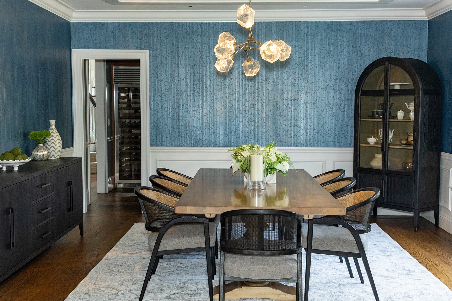 Because we all love a good before and after post. It’s hard to tell if that stunner of a light fixture or the beaded scroll wallpaper steal the show. My vote is thet they both do! Swipe ➡️ to see the before
📸 @lisawest_photos
💐 @flowerfauxnatic
.
.
.
#diningroomdesign #diningroominspo #diningroomtable #diningroomfurniture #diningroomideas #diningroomgoals #interiorhomestyle #interiorhomedesign #interiorstyles #homedecorationideas #homedecorstyle