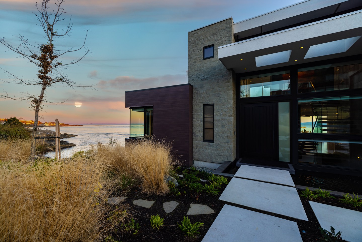 Design carried through the details—entryways that make a statement for every home!
#victoria #photography #yyjrealtor #socialmarketing #instahome