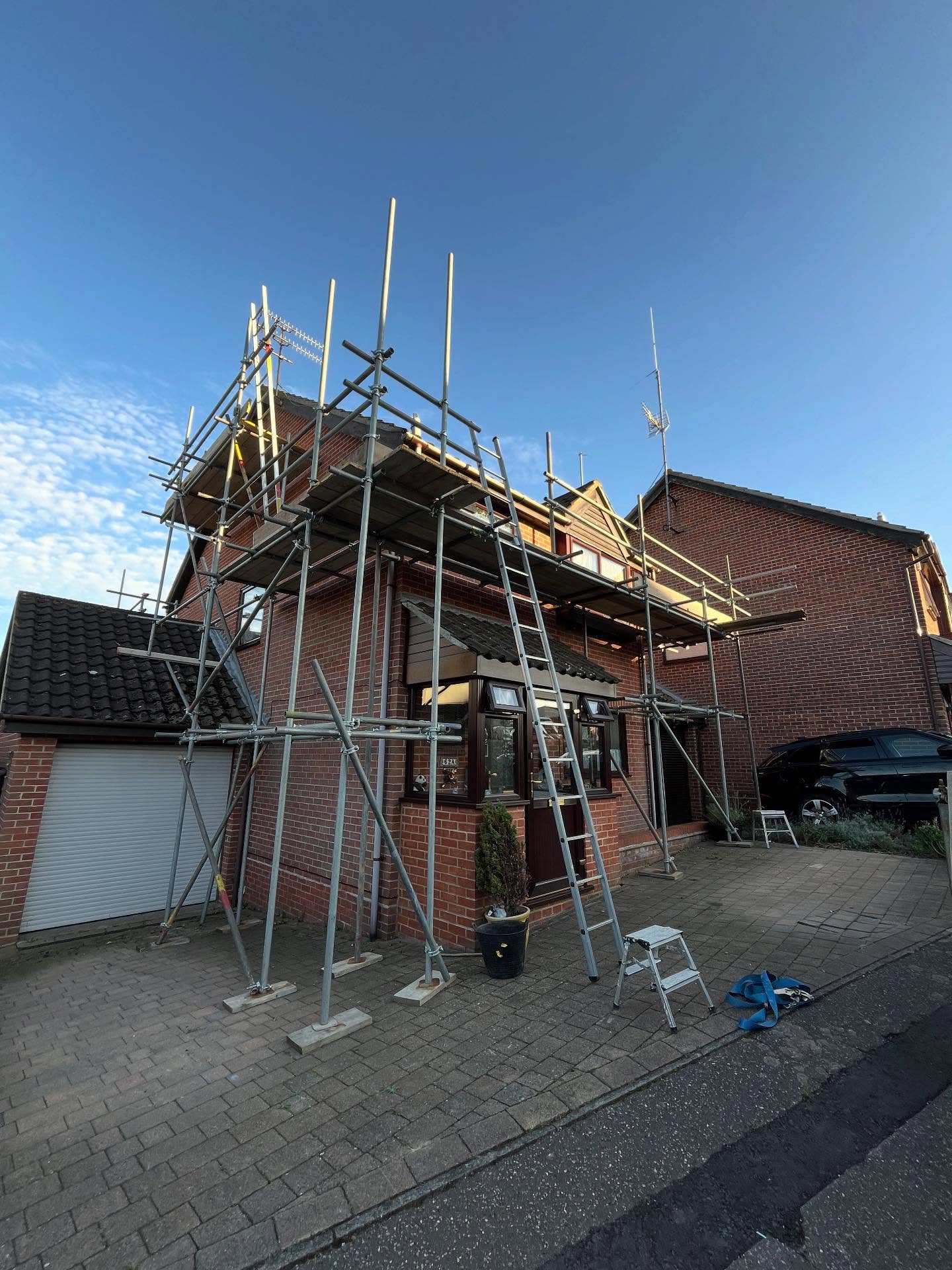 ⭐️4 Sider with 2 gables erected recently ready for a new roof line on this property⭐️