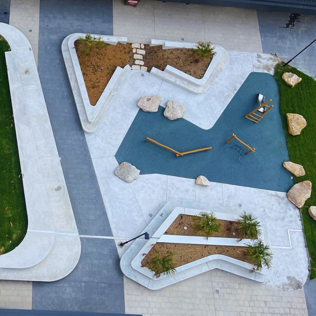 Curved concrete shapes, We love them.
#bespokeformwork #concreteseats #landscape #customformwork #curvedconcreteseats