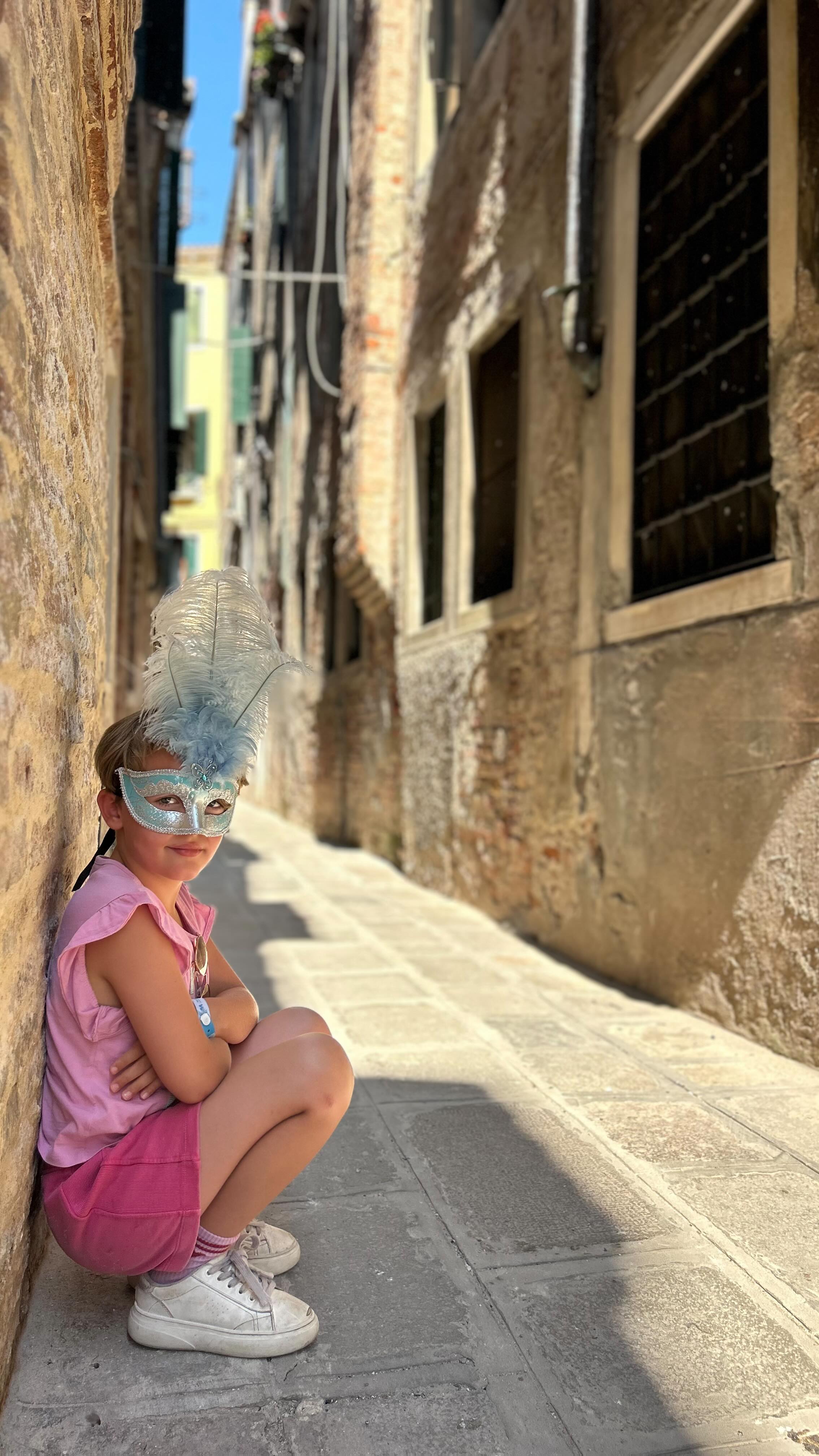 Gisteren is Tibbe 7 geworden š Waar het voor mijn oudste Ben vooral draait om de taart en kadootjes, is Tibbe bezig met zijn feest outfit š
š»
Op de crĆØche vond iedereen de āmeisjes kledingā nog allemaal schattig, maar op het moment dat hij naar school ging was daar de suggestie om ājongenskledingā te forceren. Want: ākinderen kunnen hard zijnā. Je wil je kind beschermen, dat hij niet gepest wordt. Dus ik had regels kunnen verzinnen zoals thuis wel rokjes en buiten niet. Allemaal gedachtes en gedrag gedreven door angst voor scenarioās die nog niet aan de orde waren.
En dat zijn hele begrijpelijke afwegingen. Believe me, het is allemaal door mijn hoofd gegaan. Je wil toch āhet besteā voor je kind.
Toch besloot ik om vanuit vertrouwen te leven.Ā
Het vertrouwen dat hij kan bepalen wat hem het meeste energie geeft.
Het vertrouwen dat zijn licht laten stralen een positieve invloed heeft op alles en iedereen om hem heen.
Het vertrouwen dat als de afwijzing er komt, we dat in dat moment kunnen uitvogelen. We niet de toekomst hoeven te voorspellen.
Omdat het zo kloppend voelt voor hem, hij het met zoveel plezier draagt. Het zou me gewoon pijn doen om hem die ruimte niet te geven, om zich te uiten zoals hij wil!
Hij zit nu in groep 4 en hij is het vrolijkste en meeste energieke kind dat ik ken. Hoe dit zich ook verder ontwikkelt, ik ben dankbaar en blij dat hij deze ervaring heeft, in plaats van niet mogen doen wat je wil omdat je bang bent wat anderen van je vinden.
āOur deepest fear is not that we are inadequate. Our deepest fear is that we are powerful beyond measure. It is our light, not our darkness that most frightens us. We ask ourselves, āWho am I to be brilliant, gorgeous, talented, fabulous?ā Actually, who are you not to be?ā
Deze quote komt uit het boek āTerugkeer naar liefdeā van Marianne Williamson. Dat is het boek wat we in de Licht Leven Lounge gaan lezen, en we ākiezen vanuit vertrouwenā ons eigen gaan maken. ā¤ļøāš„
Je bent van harte welkom om met ons mee te doen.