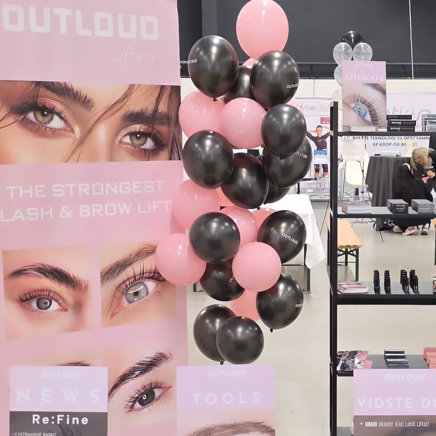 ✨ Tak for en skøn søndag til Beauty Messe Vest ✨
Det var en kæmpe fornøjelse at hilse på så mange af jer – både nye og velkendte ansigter. 💗 Vi elsker at få en snak, dele tips og vise vores produkter helt tæt på. Der var godt gang i standen, og vi håber, at alle alligevel fik en hyggelig snak og en god oplevelse.
Tak fordi I kiggede forbi og gjorde dagen til noget helt særligt! 🖤