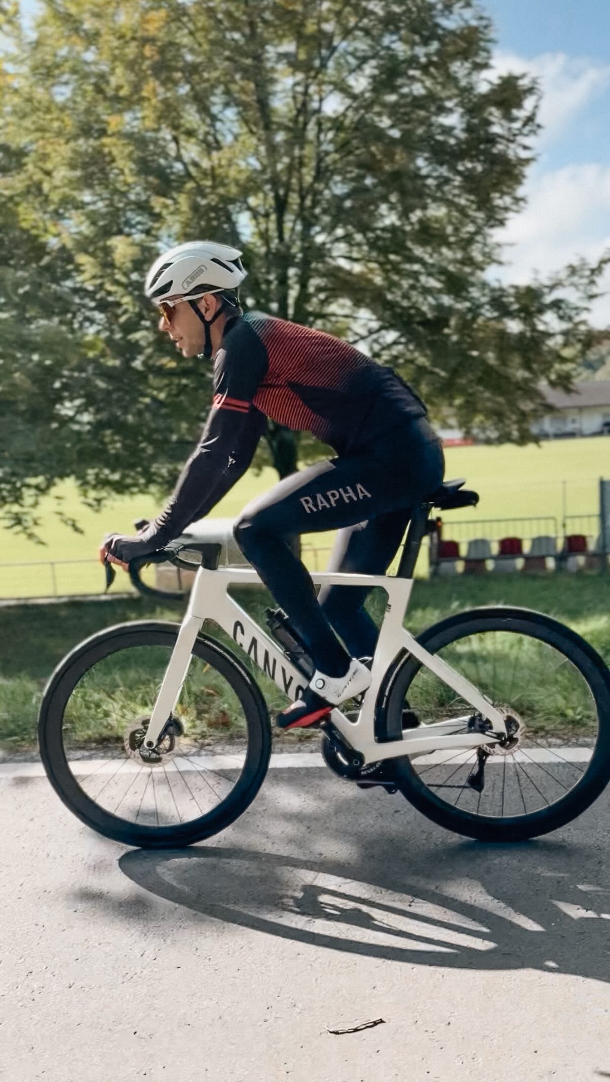 16° Celsius, leicht bewölkt 🌥️
#cyclingcouple #roadbike #september #autumnvibes #sunsoutgunsout