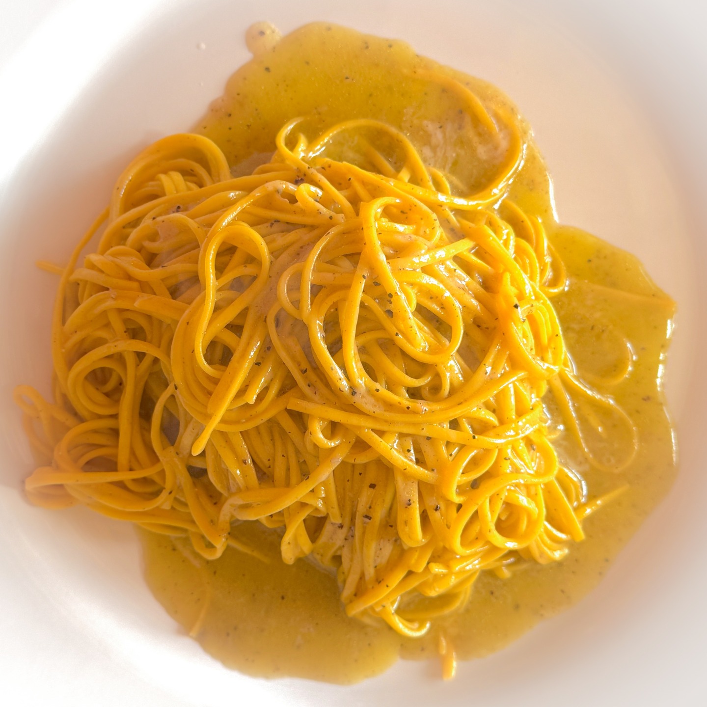 Ciao tutti.
Jag blev ”blown away” av enkelheten, men ändå så magiskt underbar. 
Men, du kan bara laga denna pasta när olivoljan är nypressad, eller med en olja som max är tre månader gammal. Du behöver kryddigheten, gräset, styrkan och färgen av en novello. Så receptet är bundet till säsongen. 
Här i Italien köper jag 48 månader lagrad parmesan på marknaden i Montegiorgio hos Salvatelli Domenico som har en liten food-truck fylld med det bästa av råvaror. 
Här uppstår en italiensk magi. I princip tre ingredienser. Nypressad olivolja extra virgin, väl lagrad parmesanost och färsk pasta. 
Min filosofi vid spisen är enkel. Det viktiga är att ha en förståelse för ingredienserna och deras ursprung. Behåll råvarans naturliga smak och ”keep it simple”.
Denna pasta är på topplistan. Det är en version - liksom en combo av - aglio olio utan vitlök och cacio e pepe, men i detta fall skapar du en mantecatura av mycket riven (fint riven) vällagrad parmesan, rikligt med nypressad olivolja, svartpeppar och pasta-vatten.
Färsk spaghettini med nypressad olivolja, svartpeppar och parmesan.
För recept. Besök godaitalien.se - den ultimata sidan om Italien.
casasanruffino.com