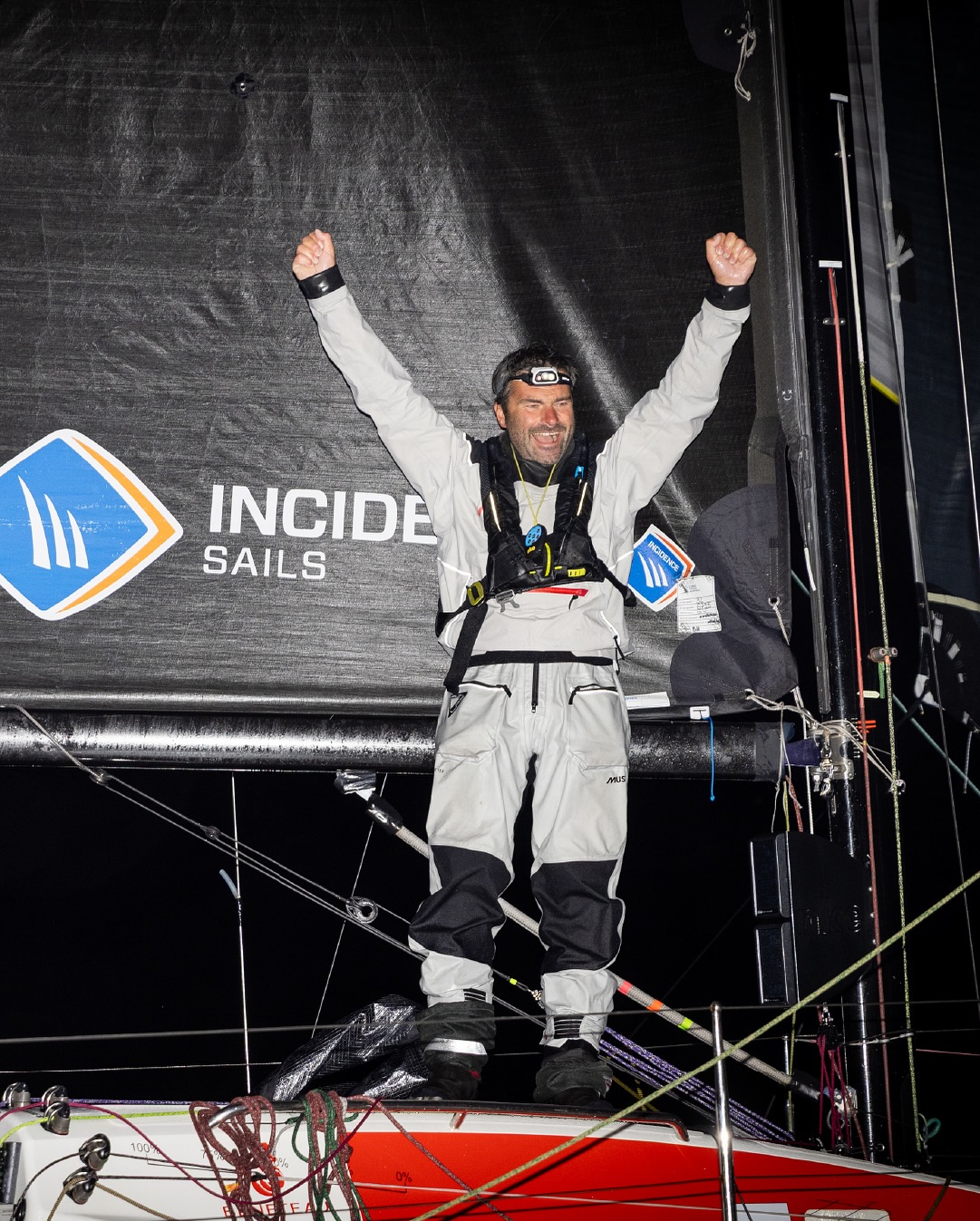 🏆 La 56e édition de la Solitaire du Figaro Paprec tient ses nouvelles légendes ⬇️
▸ Alexis Loison (Groupe Réel) remporte l’épreuve après 19 participations
▸ Charlotte Yven (Skipper Macif) devient la 1ère femme a monter sur un podium au classement général
▸ Tom Goron (Groupe Dubreuil), âgé de 20 ans et benjamin de l’épreuve, monte sur un podium d’étape en s’adjugeant la 2e place de l’étape 3
©️Vincent Olivaud
#lasolitairedufigaropaprec #offshoresailing