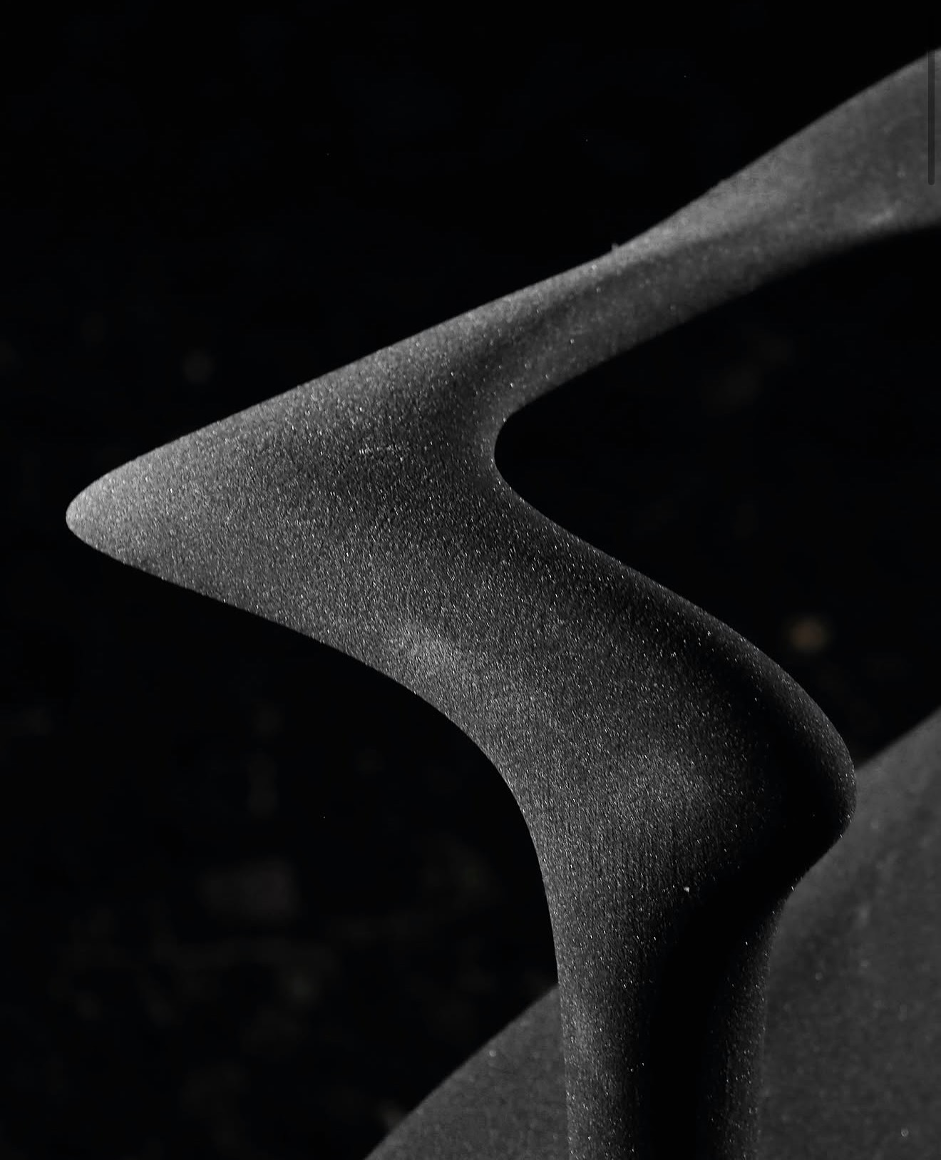 Wedge @wedge.obj is a London-based material design and research studio working making sculptural furniture using digital fabrication, computational design… and sand.
The studio was founded by physicists and artists who developed their sand-based process for their signature amorphic & organic designs. Made from Quartz (SiOz) and water-bound biopolymer (CHoOs)n, which binds grain to grain without heat or using a mould. The surfaces have a tactile grainy texture and has been used to make chairs, speaker covers and interior accessories.
#materialinnovation #sand3dprinting #sand #3dprintedfurniture #3dfurniture