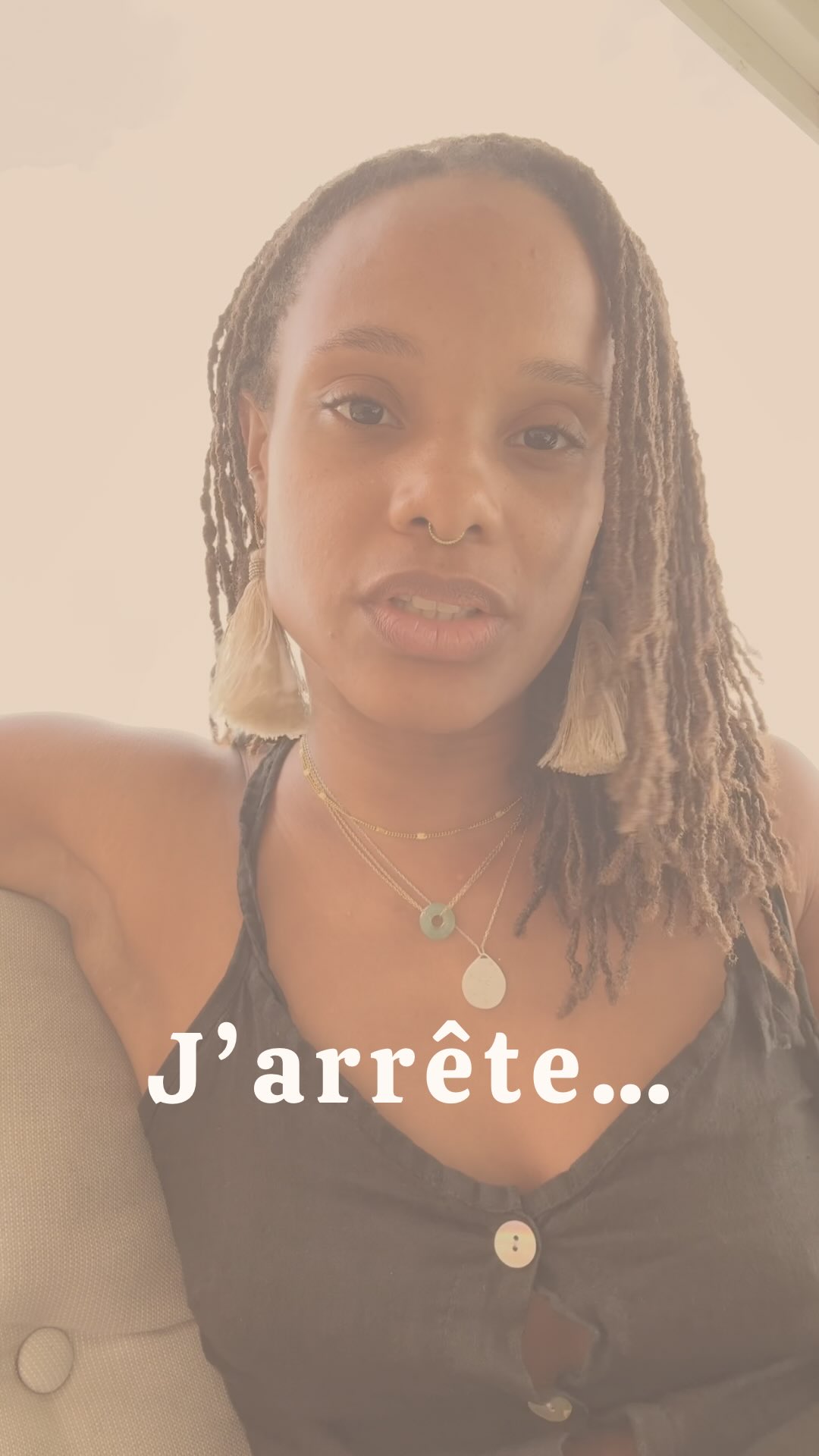 Aujourd’hui vous en êtes témoin, j’arrête !
Malgré tout mon cheminement, j’ai réalisé ce matin que je me contentais encore de beaucoup de choses qui ne me conviennent pas, qui ne me font pas rêver, qui ne me font pas ressentir la magie que j’ai envie d’avoir dans ma vie…
Pourquoi ? Parce que “ça n’est pas la vraie vie”, parce que “c’est complètement irréaliste”, parce que “tu rêves en couleur”, parce que “ le monde va mal”…
Mais pourquoi mes rêves à moi auraient moins de chance de devenir réalité que ceux de n’importe qui d’autre ?
Souffrir dans mon coin parce que j’accepte de me contorsionner dans une case trop petite pour moi ne fera pas le monde aller mieux. C’est même plutôt le contraire…
Alors STOP, j’arrête et je m’engage auprès de vous toutes ici aujourd’hui à ne plus me cacher derrière tout ça pour m’empêcher d’aller vers mes rêves.
Tu me suis ?
Tu embarques qui avec toi ? Envoie ce réel à ta soeur, ta cousine, ton amie qui a besoin d’entendre ça.
Et dans le prochain on commence à dérouler ensemble le chemin vers nos rêves, ok ?! Let’s go !
#osererêver #vivresesrêves #oserlechangement #femmesentrepreneuses #entrepreneusealignée #oserêtre #oserlefutur #oserplus #oserladouceur #oserlafoi #oserlebonheur #oserlenouveau #oserlenaturel #oserlagrandeur #oserlatransformation #oserlauthenticité #oserlespossibles