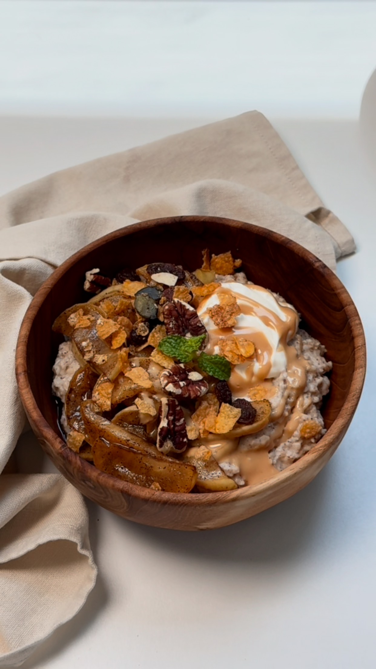 PORRIDGE FAÇON TARTE AUX POMMES 🥣🍎🥧
Avec l’arrivée de l’automne, rien de mieux qu’un bol réconfortant de porridge façon tarte aux pommes : une recette nourrissante et équilibrée, sublimée par nos granolas croustillants pour faire le plein d’énergie et de douceur.
INGRÉDIENTS POUR LE PORRIDGE:
- 1 tasse de flocons d’avoine (rapides ou traditionnels)
- 1 c. à soupe de graines de lin/chia
- 1 c. à soupe de sirop d’érable
- Cannelle
- 1 pincée de sel
- 1 tasse de lait
POMMES CARAMÉLISÉES:
- 1 pomme, coupée en tranches
- 1 c. à soupe de sirop d’érable
- 1 c. à soupe d’huile de coco
- Cannelle
PRÉPARATION:
▶️ Dans une poêle, faire revenir les tranches de pomme avec le sirop d’érable, l’huile de coco et la cannelle, jusqu’à ce qu’elles soient caramélisées. Réserver.
▶️ Dans une casserole, mettre tous les ingrédients du porridge et cuire jusqu’à ce que le mélange épaississe. Si c’est trop épais, ajouter un peu plus de lait et ajuster la consistance.
▶️ Verser dans un bol, garnir avec les pommes caramélisées, du yaourt grec, du beurre de cacahuète et du granola @lesgranolasdejenny
#lesgranolasdejenny #porridge #swissmade #granola #sansgluten #healthyfood #recettefacile #petitdejeuner