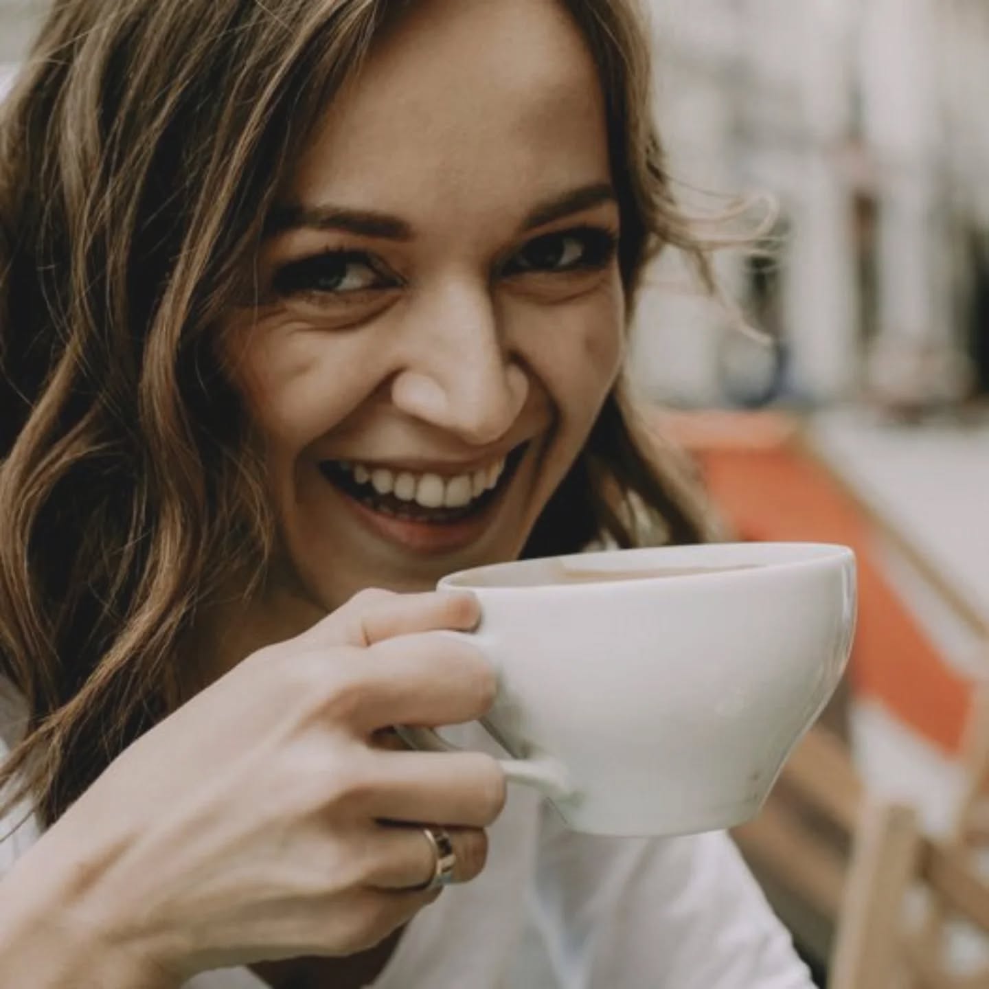 Jeśli Włochy to stan DUCHA, to kawa to... stan UMYSŁU ☕ Zwłaszcza cappuccino, któremu zarówno w przygotowaniu, jak i w wypiciu trzeba poświęcić więcej czasu.
Kawa to czas. Na ochłonięcie, na oddech, na uważne zajrzenie w siebie lub rozejrzenie się wokół.
Energia i entuzjazm, które przychodzą w momencie jej picia nie pochodzą tylko z kofeiny 🤎
Czy wiecie, że dokładnie 29 września 12 lat temu, w polski Dzień Kawy (bo pojutrze jest ten międzynarodowy), o którym wtedy nie miałam bladego pojęcia, powstała nazwa Primo Cappuccino?
Rozważaliśmy jeszcze z P. kilka innych nazw, ale Cappuccino chwyciło mnie za serce, bo poczułam, że nie o same Włochy i włoski, i nie tylko o kawę będzie tu chodzić 😊
Wysyłam to cappuccino w świat do każdej i każdego z Was i niezmiennie DZIĘKUJĘ, że jesteście po drugiej stronie ☕
#dzieńkawy #coffeeday #cappuccinotime
#dzienkawy #włochy #włoskakawa
|Autorskie kursy języka włoskiego dla kobiet| Pilot i przewodnik po Włoszech| blog PrimoCappuccino.pl Jeśli Włochy to stan DUCHA, to kawa to... stan UMYSŁU ☕ Zwłaszcza cappuccino, któremu zarówno w przygotowaniu, jak i w wypiciu trzeba poświęcić więcej czasu.
Kawa to czas. Na ochłonięcie, na oddech, na uważne zajrzenie w siebie lub rozejrzenie się wokół.
Energia i entuzjazm, które przychodzą w momencie jej picia nie pochodzą tylko z kofeiny 🤎
Czy wiecie, że dokładnie 29 września 12 lat temu, w polski Dzień Kawy (bo pojutrze jest ten międzynarodowy), o którym wtedy nie miałam bladego pojęcia, powstała nazwa Primo Cappuccino?
Rozważaliśmy jeszcze z P. kilka innych nazw, ale Cappuccino chwyciło mnie za serce, bo poczułam, że nie o same Włochy i włoski, i nie tylko o kawę będzie tu chodzić 😊
Wysyłam to cappuccino w świat do każdej i każdego z Was i niezmiennie DZIĘKUJĘ, że jesteście po drugiej stronie ☕
#dzieńkawy #coffeeday #cappuccinotime
#dzienkawy #włochy #włoskakawa
|Autorskie kursy języka włoskiego dla kobiet| Pilot i przewodnik po Włoszech| blog PrimoCappuccino.pl