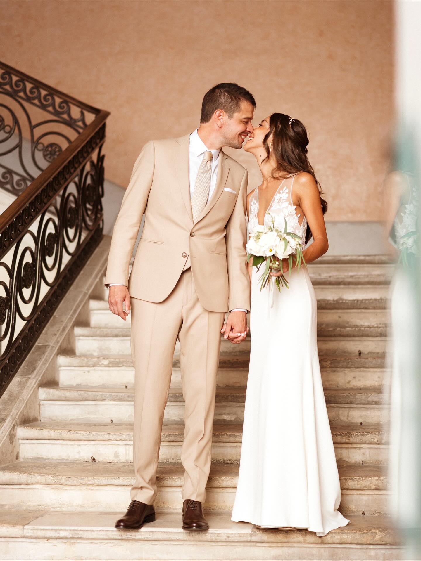 Une sublime cérémonie civile d’été au cœur de Nîmes 🌞
#ceremoniecivile #mariage #robemariee #weddingceremony #wedding #photographemariage #mariagecivil #photographenimes #photographemontpellier #photographemariage #mariagephotographie