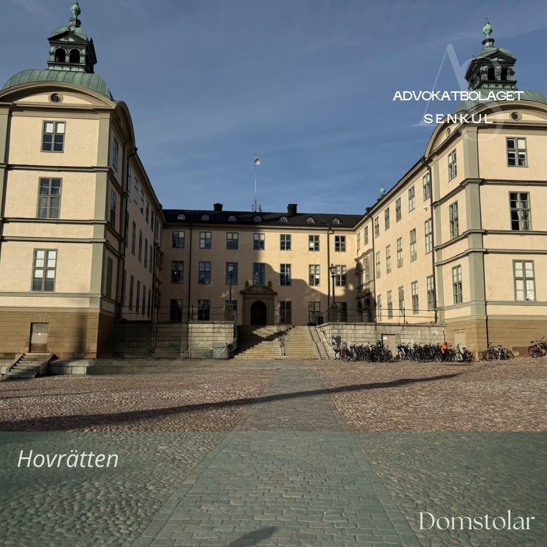 Hovrätten är en allmän domstol dit du kan överklaga brottmål och tvistemål som har avgjorts i tingsrätten och hyresnämnderna.
I Sverige har vi sex hovrätter och 48 tingsrätter. Hovrätterna ligger i Stockholm, Jönköping, Malmö, Göteborg, Sundsvall och Umeå. Till varje hovrätt hör ett visst antal tingsrätter, som ligger i just den hovrättens domkrets. Stockholms tingsrätt hör till exempel till Svea hovrätts domkrets. Svea hovrätt ligger på Riddarholmen i Stockholm och syns på bilden till det här inlägget.
Hovrättens uppgift är att säkerställa att tingsrätternas avgöranden är korrekta och rättssäkra. Om en part inte är nöjd med tingsrättens avgörande kan hovrätten pröva målet på nytt. Hovrätten går då igenom hela ärendet och kommer med ett nytt avgörande där de antingen fastställer tingsrättens som eller ändrar den.