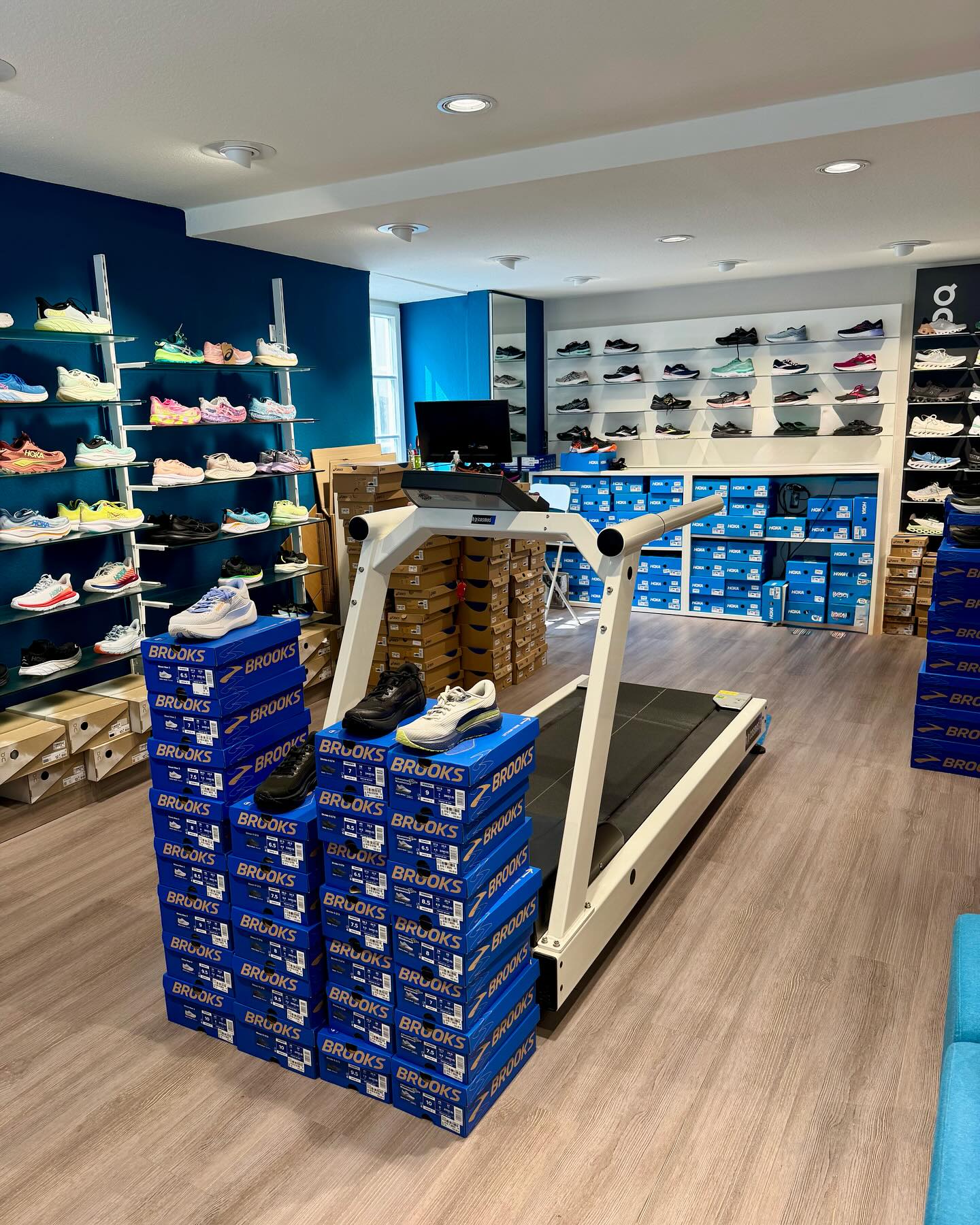 👟 Neue Laufschuhe eingetroffen! 👟
Bei uns in der Sportschuh-Abteilung von Kampa Schuhe & Sport Freising findest du Top-Marken wie On Running, Brooks, Hoka und Asics – ab sofort auch die neuesten Modelle! ✨
Wir wissen: Jeder Läufer hat seinen eigenen Laufstil. Deshalb nehmen wir uns Zeit für eine individuelle Beratung durch unsere Laufschuh-Experten 🏃♀️🏃. Gemeinsam finden wir den Schuh, der wirklich zu dir passt – für mehr Komfort, Leistung und Freude beim Laufen.
Neu im Sortiment: Modelle mit Gore-Tex® 🌧❄ – perfekt für Herbst und Winter, damit du bei jedem Wetter optimal trainieren kannst.
➡ Komm vorbei und entdecke unsere Auswahl! Dein nächster Lauf beginnt bei uns.
📍 Kampa Schuhe & Sport, Freising
#kampa #freising #laufschuhe #onrunning #brooksrunning #hokaoneone #asicsrunning #goretex #laufenmachtglücklich