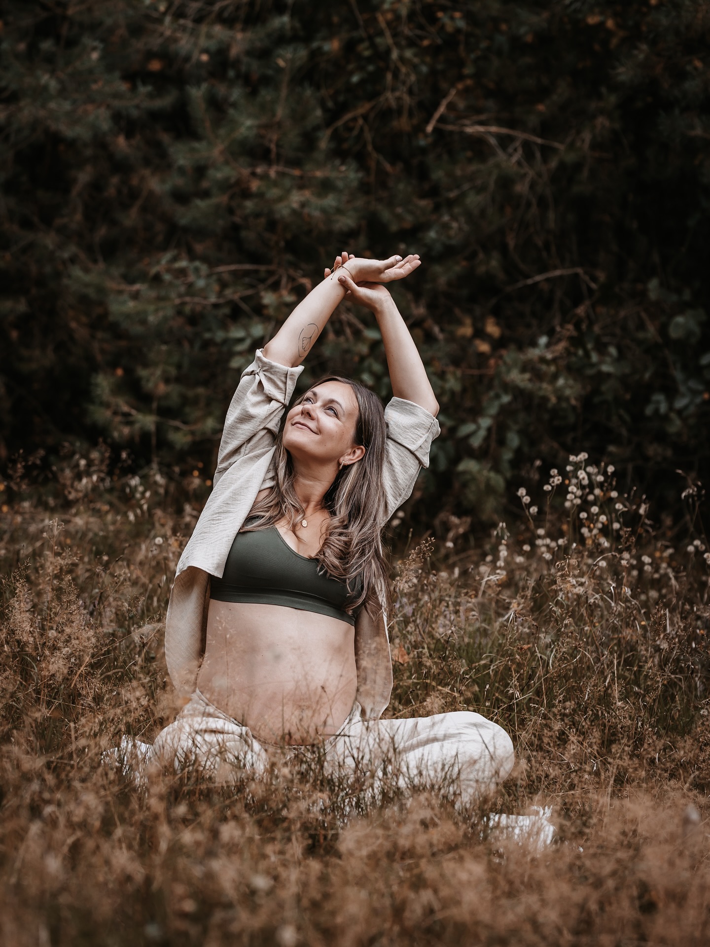 🍁 Der Herbst erinnert mich immer wieder daran, dass Loslassen ein Teil des Lebens ist.
Die Bäume zeigen uns, wie schön es sein kann, Altes abzugeben, um Platz für Neues zu schaffen. 🍂
Jetzt, in der Schwangerschaft, spüre ich diesen Wandel besonders intensiv.
Mein Körper verändert sich, mein Leben richtet sich komplett neu aus und gleichzeitig lerne ich, ganz ins Vertrauen zu gehen.
Ich bin unglaublich neugierig und gespannt darauf, was die kommenden Wochen und Monate mit sich bringen.
Mit jedem Atemzug. Mit jeder kleinen Pause.
Vielleicht magst du dir auch einen achtsamen Moment schenken:
Setz dich bewusst hin, atme ein paar Mal tief ein und aus und frag dich:
✨ Was darf ich (der letzten Monate) loslassen?
✨ Wofür darf jetzt (wieder mehr) Raum entstehen?
Wie die Natur im Herbst loslässt und zugleich Neues vorbereitet, so finden auch wir in uns die Kraft, Wandel mit Vertrauen zu tragen. 🧡
Lieb das Bild so! 📷 @lena.wegener.fotografie
•
•
•
#jederkannentspannen #herbstachtsamkeit #loslassenundwachsen #herbstzeit #achtsamschwanger #mommytobe