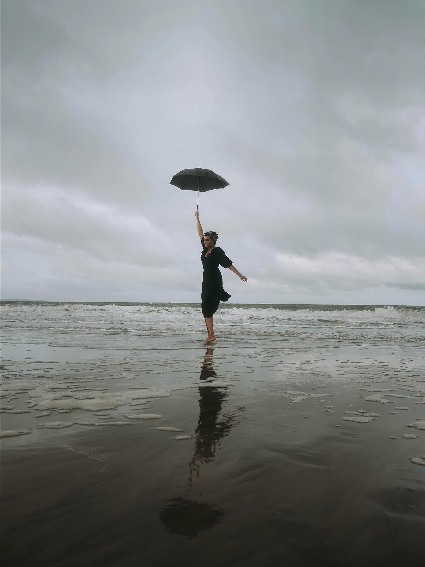Nous avions rendez-vous vous avec la pluie puis, finalement elle n’est pas venue nous rencontrer. 🌧️
Cela ne nous a pas empêché de créer un peu de poésie. 🤍📷
•
•
•
•
•
•
#portrait #portraits #shoot #shooting #model #photography #photooftheday #streetdreamsmag #portraitpage #shootportraits #portraitvision_ #portrait_today #portrait_universe #photoshoot #portrait_mood #portrait_shots #woman #nextvisualportraits #portrait_fr #frenchportraits #lh_lehavre #waterportraits #photographenormandie