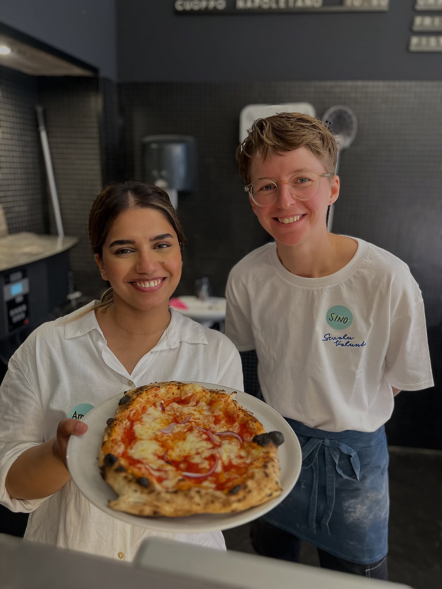 Doesn’t this PIZZZA look absolutely delicious? 🍕😍 Who’s ready to take a bite?
#scuolavolante #pizzaschool #pizza #thepizzaguy #discovolante #prontovolante #wien #vienna #pizzaworkshop #pizzaworkshops #foodie #pizzalovers #cookingschool #pizzatime #pizzaexperience #neapolitanpizza #authenticpizza #homemadepizza #fromscratchwithlove #pizzavibes