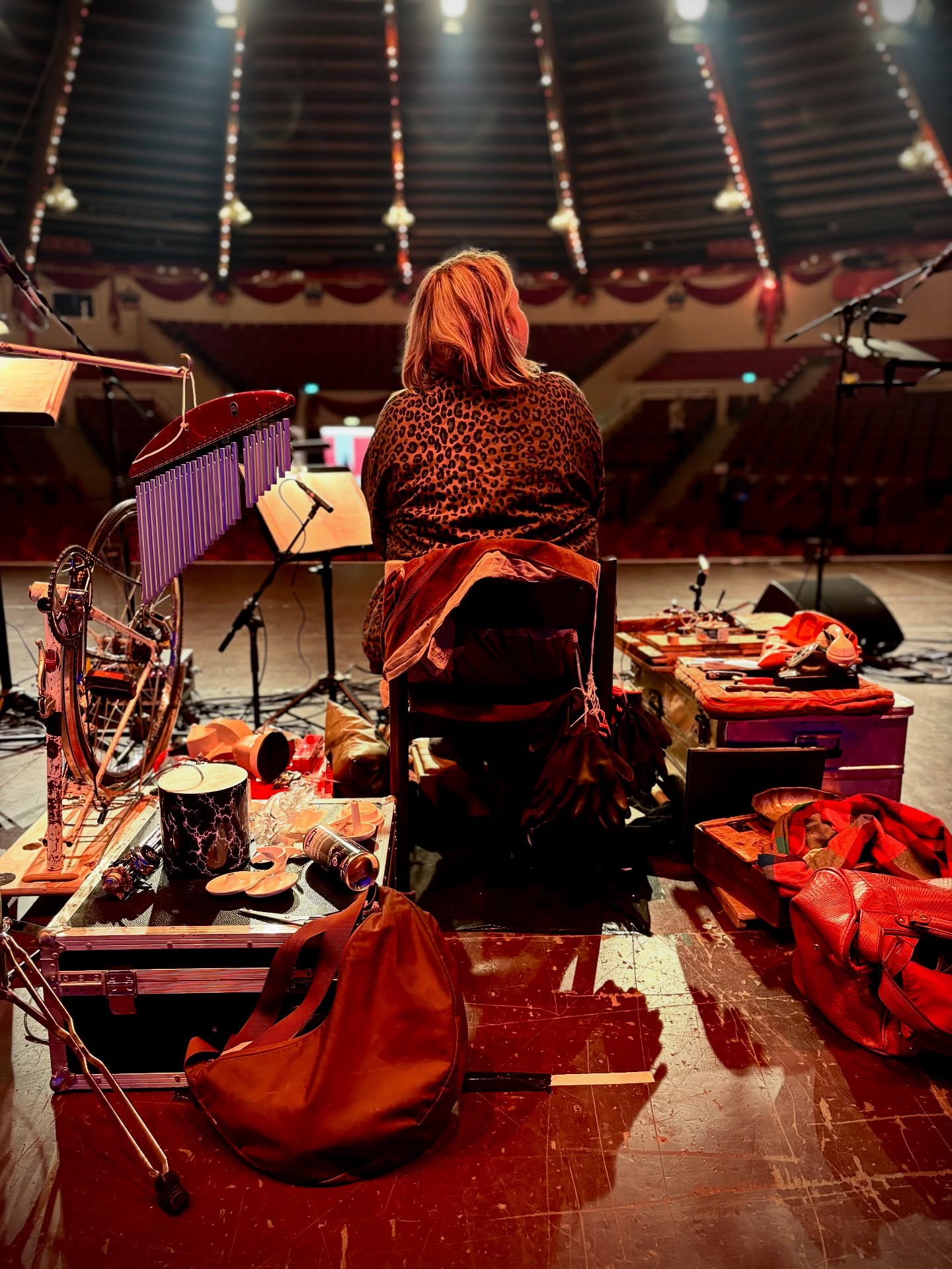 Drei Tage. Drei Städte. Drei Bühnen. Drei Fragezeichen.
21.09. – Wuppertal, Alte Historische Kulturhalle
22.09. – Offenbach, Stadthalle
23.09. – München, Circus Krone
Ich bin immer noch ein bisschen baff von dieser Woche. Ganz spontan durfte ich für meinen lieben Kollegen Jörg Klingenberg einspringen und beim Mitmachhörspiel der @dreifragezeichen.de die Geräusche machen. Mit meinem Koffer voller Klänge, aber auch voller Erinnerungen und Begegnungen bin ich jetzt wieder zurück.
Es war so schön, mit den so mutigen Sprecher*innen und der wunderbaren Crew der @lauscherlounge unterwegs zu sein. 💛 Danke für all die tollen Momente.
Ich bin mir sicher, nach einer gewaltigen Mütze Schlaf werde ich noch ein paar weitere Eindrücke teilen. Für jetzt gehe ich aber erstmal ganz selig ins freie Wochenende.
Schnappschüsse: @plastik.musik
#foleyartist #foleybeingfoley #geräuschmacher #geräuschemacherin #womeninsound #oktoberfest #phdlife #dreifragezeichen #livehörspiel #tourlife #offenbachammain #wuppertal_insight #circuskrone
#hörspielliebe #diedreifragezeichenlive
