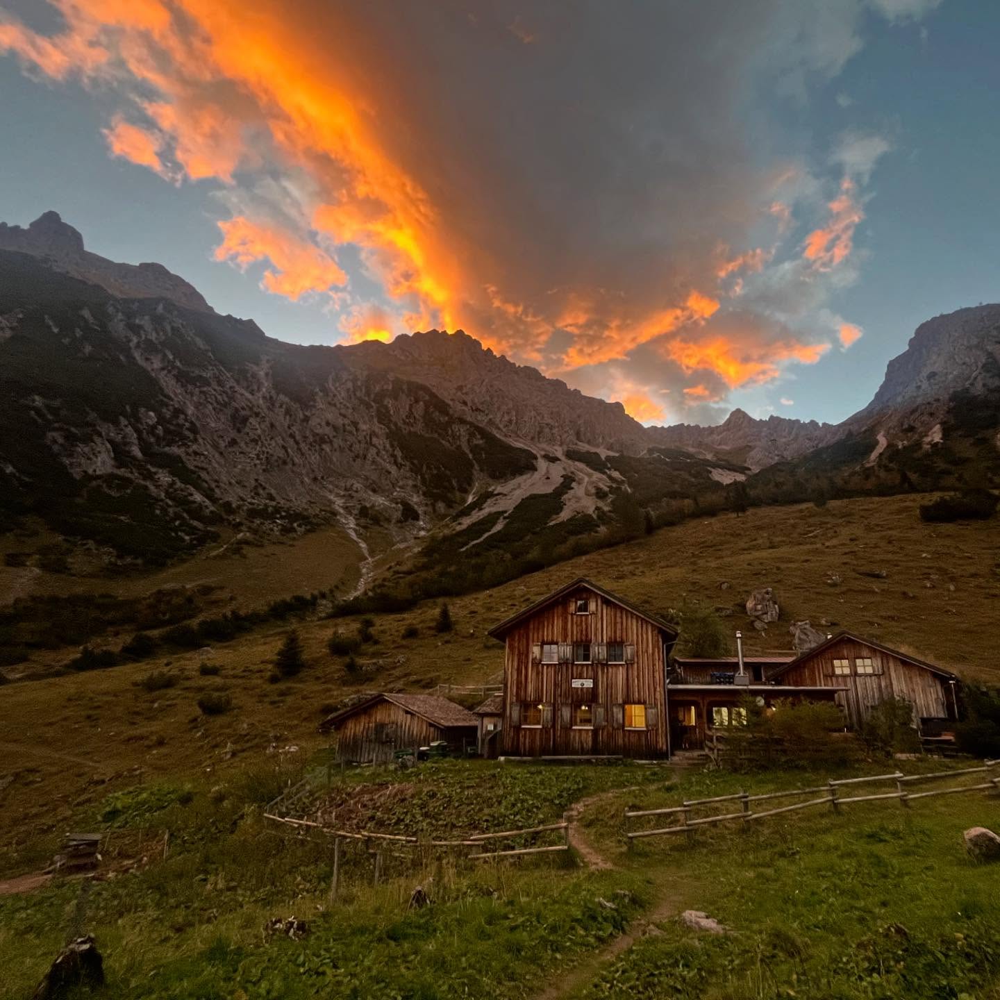 Abendrot über den Bergen, ein warmer Schein auf der Hütte. Zusammen sitzen und reden oder einfach nur schweigen und schauen. Den Tag in Ruhe ausklingen lassen 🏔️✨
Eine Woche sind wir noch für euch da bevor wir uns in den Winterschlaf verabschieden 😴❄️
#sarotlahütte #sarotla #brandnertal #Bergliebe #Naturgenuss #Auszeit #Höhenluft #MindfulMoments #sarotlahütte #berghütte #rätikon #vorarlberg #hüttenleben #einfachsein #hüttenzauber #alpenliebe #wanderlust #slowtravel #alpenvereinshütte #alpenverein #alpen #alpenliebe #bergliebe #mountainvibes #hüttenzauber #wanderlust #natur #naturliebe #bergwelten #genießen #naturpur #sarotlatal #brandnertal #wandernmachtglücklich #hikingadventures