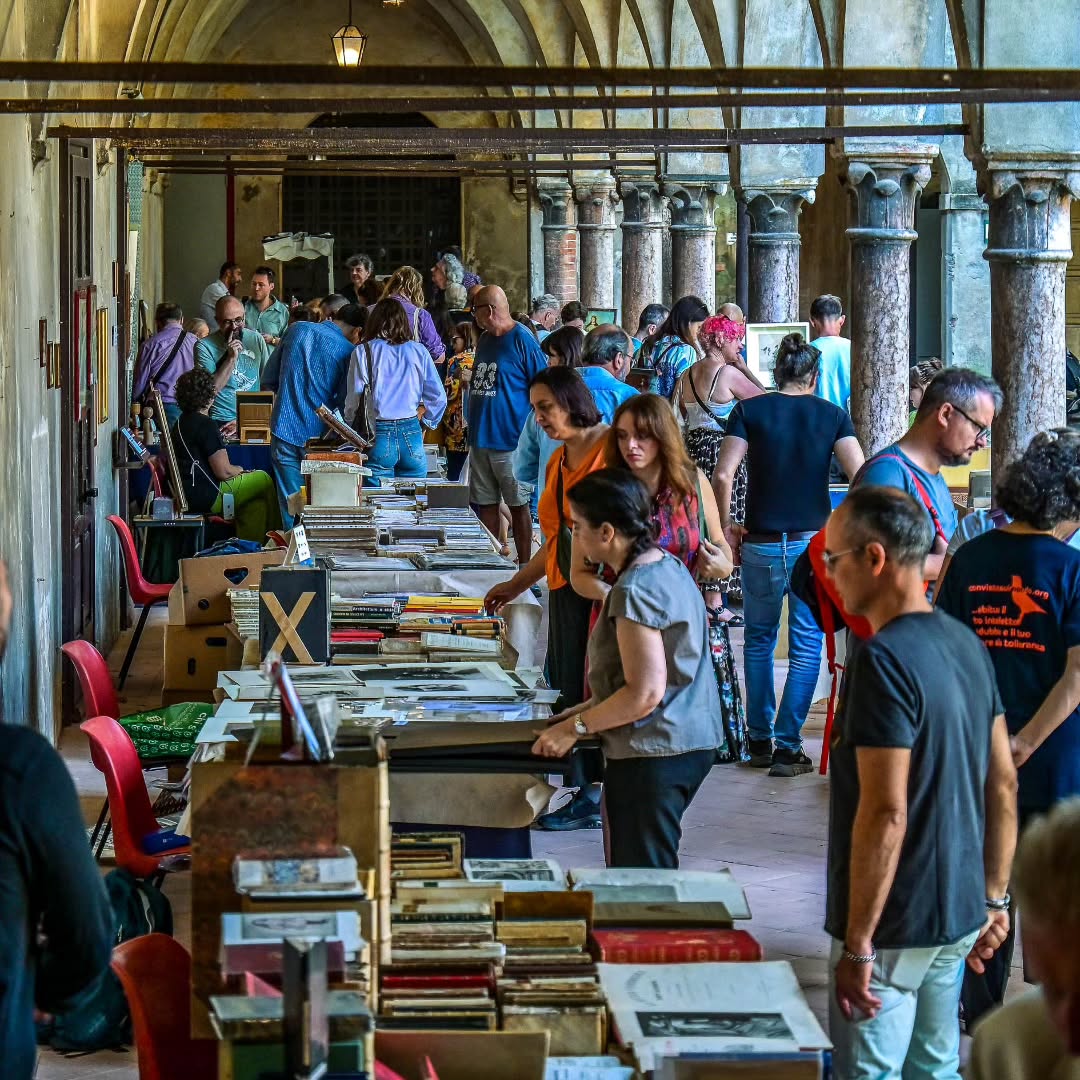 Tanti, giovani e appassionatissimi💗‼️👑
Grazie per essere stati parte anche questa volta di questa grande festa del libro (ma non solo) che è Mantova Libri Mappe Stampe 🧠🫀
Vi aspettiamo a Maggio 2026 e già non vediamo l'ora
.
.
.
.
.
#mantovalibrimappestampe #mantova
#fieradellibro #bookandmap #libriantichi #librirari #mappevintage