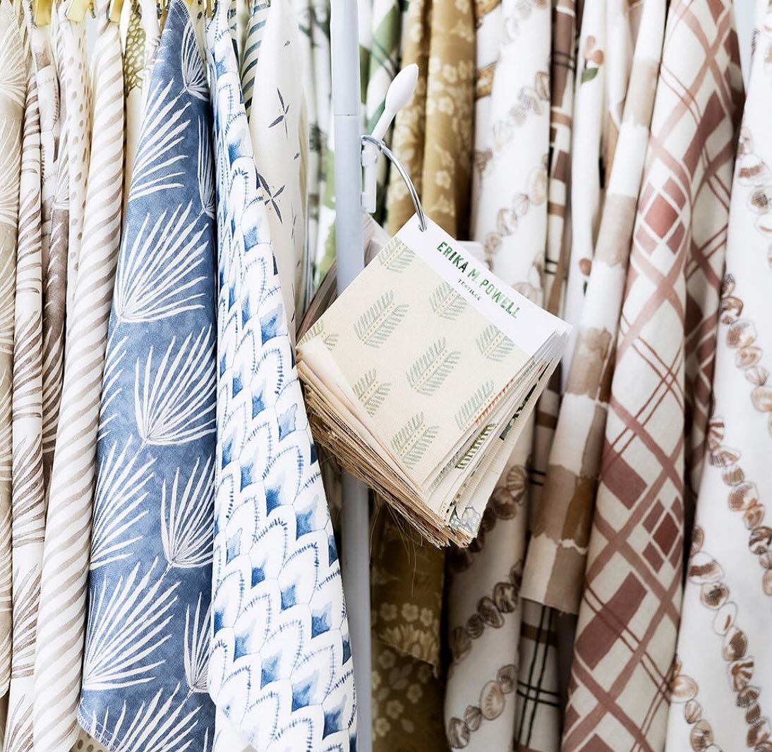 Obsessed with these new arrivals from @erikampowelltextiles ✨ Soft, hand-painted details + timeless color stories = endless ways to layer. 🐟🐚
#andreaontheroad #fabriclove
#patternmixing #designwithcolor
#interiorsinspo