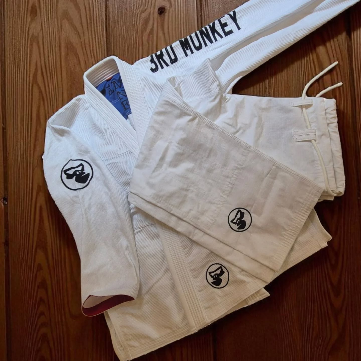 The white one!
NEW. 3RD MONKEY White Gi
Available now.
Looking sharp. Nice light weight Gi
Rip stop trousers.
#jiujitsulife #juijitsu #BJJ
#3MKY #3rdmonkey #3rdmonkeyattitude
#fighting #rolling #trainhard