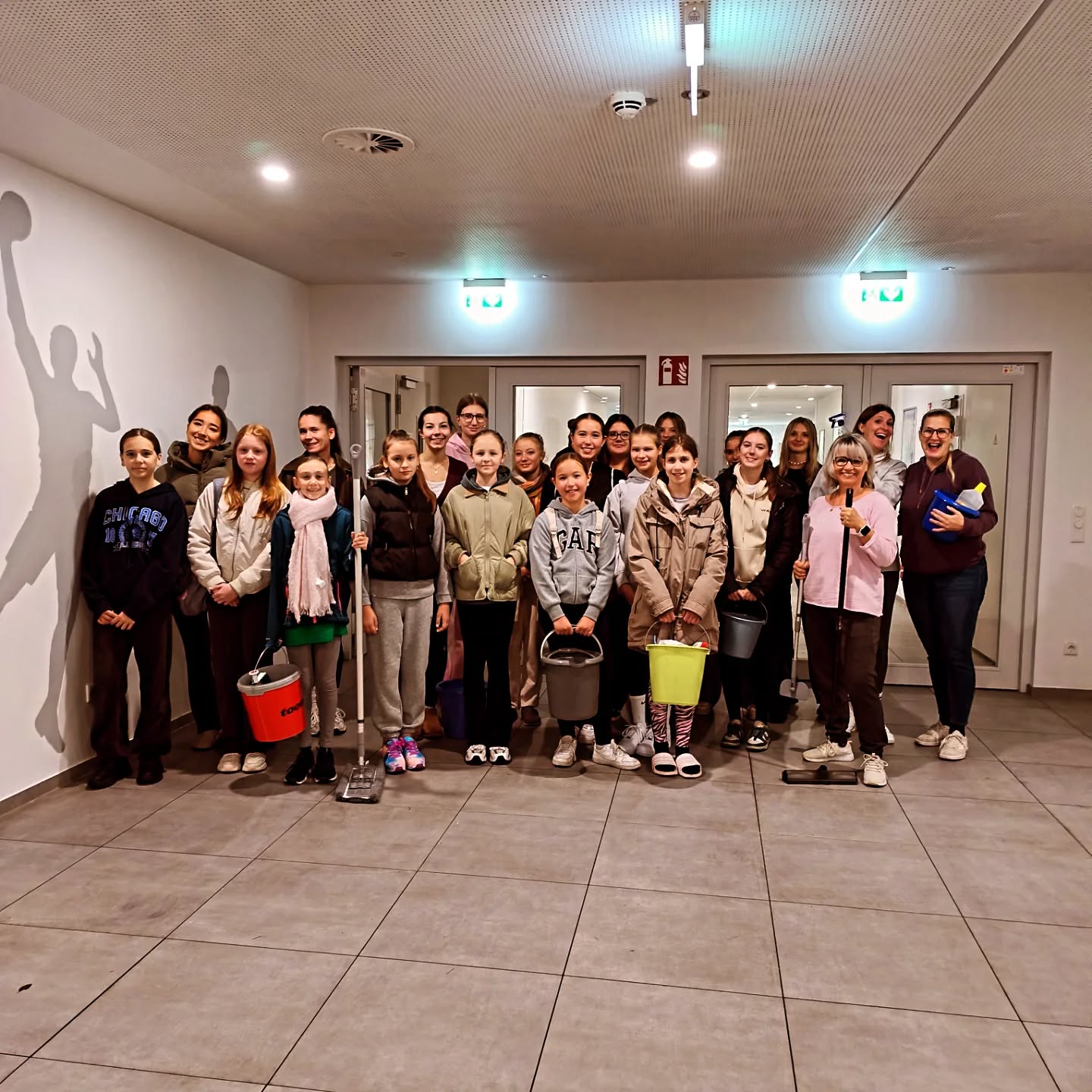 ✨ Putztag im Saalbau Eigenheim ✨
Heute haben rund 25 fleißige Mitglieder unseres Tanzsportvereins TSV d. KG Egelsbach e.V. gemeinsam mit dem Verein ProSaalbauEigenheim e.v. und dem TSC Egelsbach angepackt! 💪🧽
Ob Staubwischen, Schrubben oder Polieren – wir haben das Eigenheim auf Hochglanz gebracht.
Ein riesiges Dankeschön an alle Helferinnen und Helfer, die mit so viel Einsatz und guter Laune dabei waren! ❤️
Gemeinsam macht nicht nur das Tanzen, sondern auch das Putzen Spaß! 🕺💃✨
#TSVEgelsbach #Putztag #Teamwork #Vereinsleben #GemeinsamStark #SaalbauEigenheim
