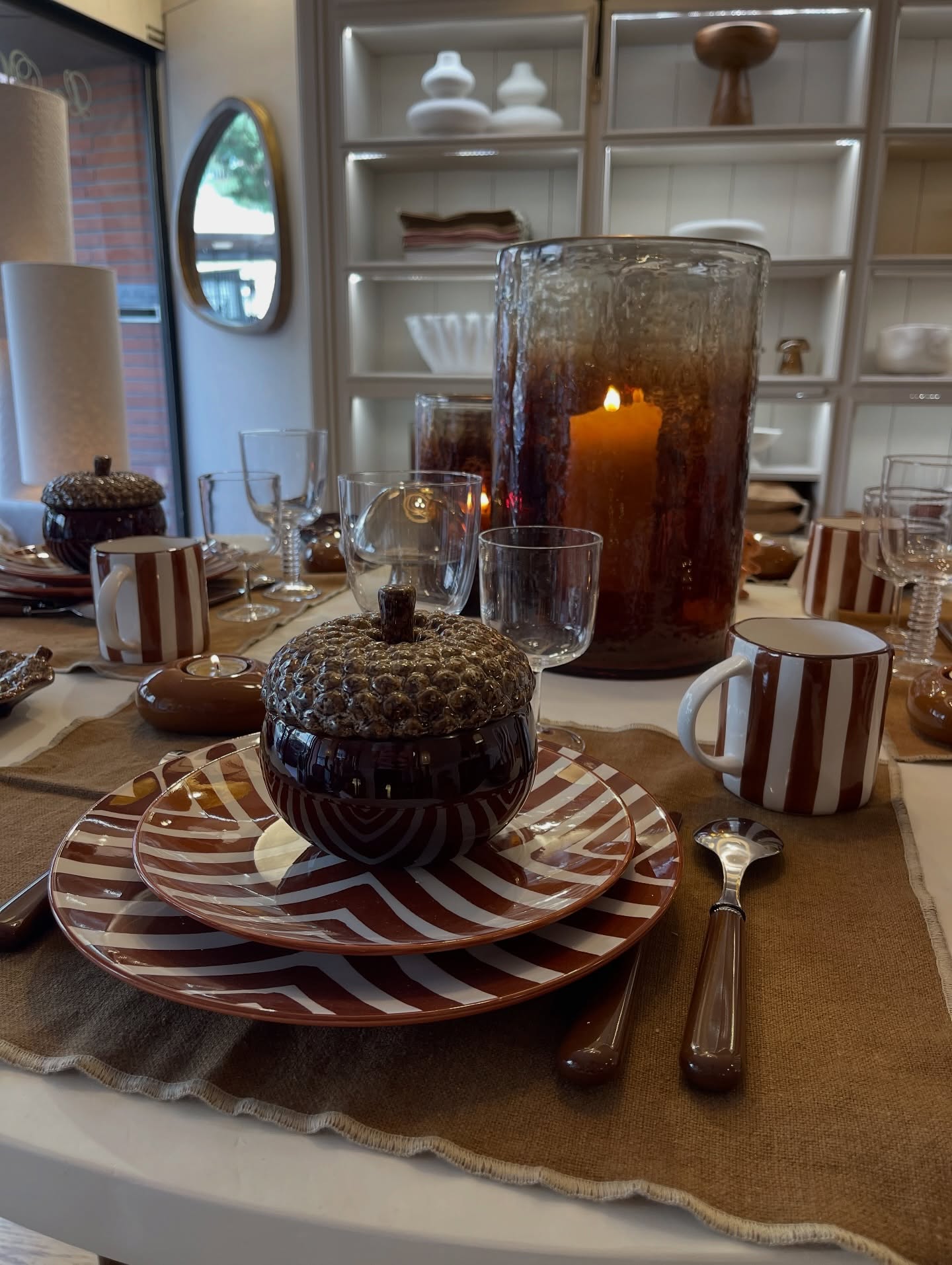 ✨ Une table chaleureuse et élégante pour accueillir vos convives ✨
Ambiance automnale, teintes naturelles et détails raffinés… chaque pièce est pensée pour créer une atmosphère conviviale et sophistiquée. 🍂
Retrouvez toute notre sélection en boutique à Toulouse et composez une table qui vous ressemble 🤎
📍 La Maison de Malaure – Décoration & art de vivre au cœur de Toulouse. #decoration #toulouse #artdelatable🍽 #decorationmaison #deco #inspiraton #boutiquetoulouse