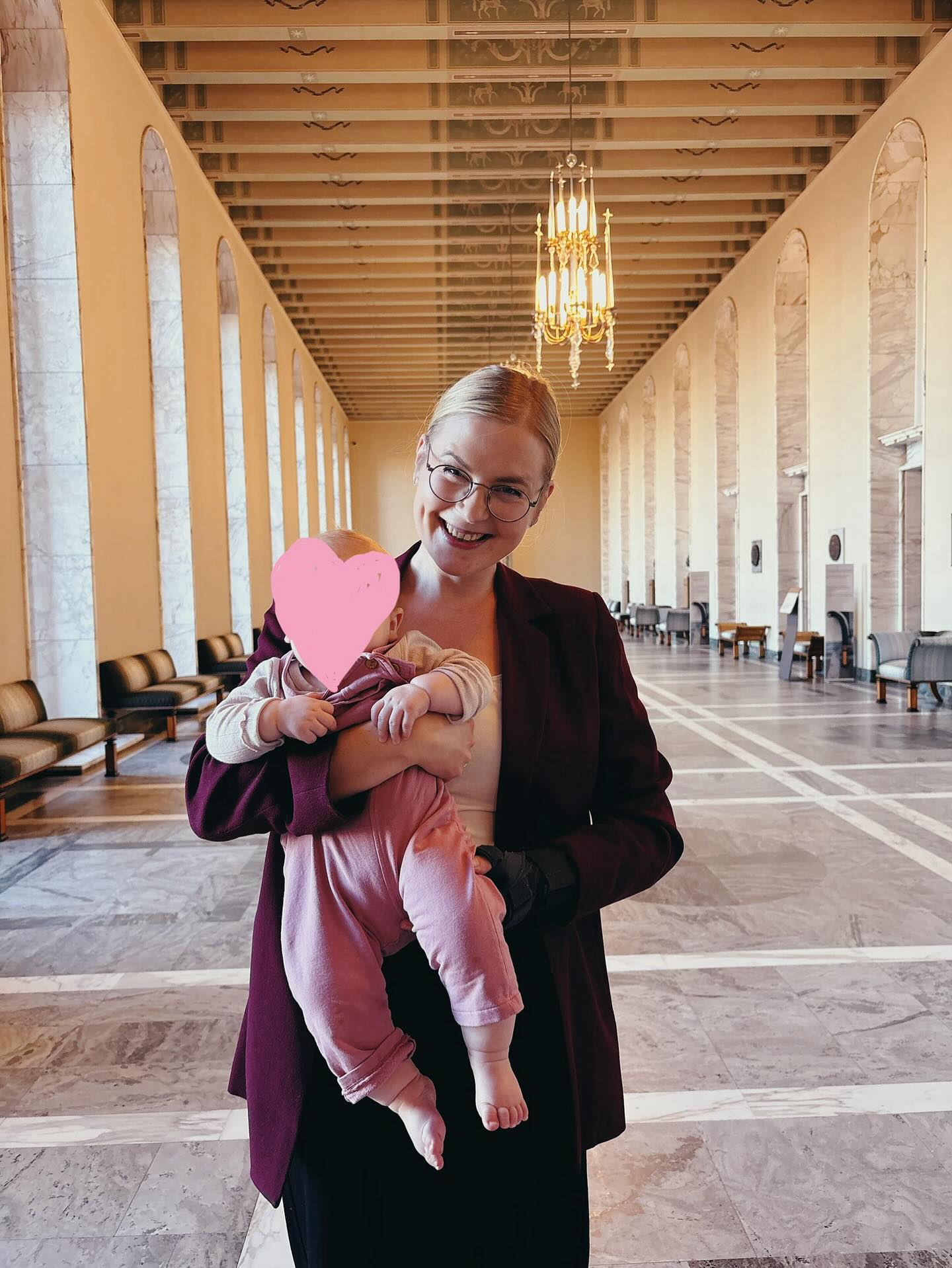 Vauvan myötä on saanut huomata, miten ihanasti pikkutyypit toivotetaan tervetulleiksi moneen paikkaan.
Meidän vauva on päässyt mukaan juhliin, kokouksiin ja jopa eduskuntaan ja aina on ollut tervetullut olo - nimenomaan siitä, miten suloisesti tutut ja tuntemattomat ihmiset huomioivat pikkuisen.
Lähes joka matkalla julkisissa liikennevälineissä saa kanssakulkijoilta ystävällisen hymyn tai kommentin.
Just näin sen kuuluu olla - ympäröidään vauvat ja isommatkin lapset yhdessä lämmöllä ja huomaavaisuudella, kun he tekevät tutkimusretkiään tässä maailmassa.
Ihanaa Vauvan päivää kaikille! ❤️
#vauvanpäivä