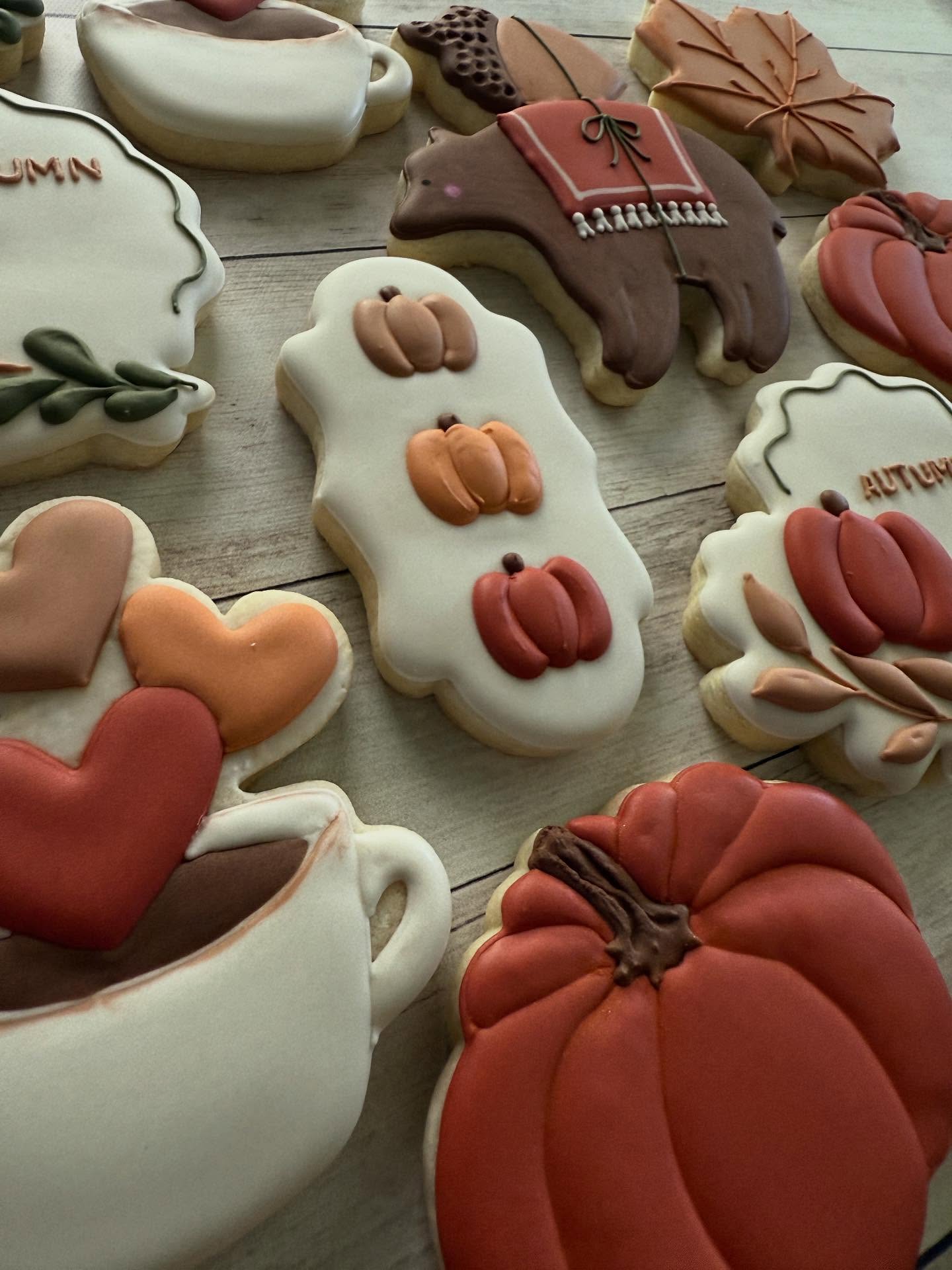 A pretty fall set as we head into October šš Pumpkins, cozy cups of coffee, and an appearance by the Acorn Bear - one of my favorites šš
ā¦
ā¦
ā¦
#somecookiesbecause_byduveen #decoratedsugarcookies #decoratedsugarcookiesofinstagram #lincolnnebraska #lincolnccokies #nebraskacookiers #geschenkeausderküche #backenmitliebe #pumpkincookies #lanterncookies #fallcookies #autumncookies #coffeecupcookies #acornbear