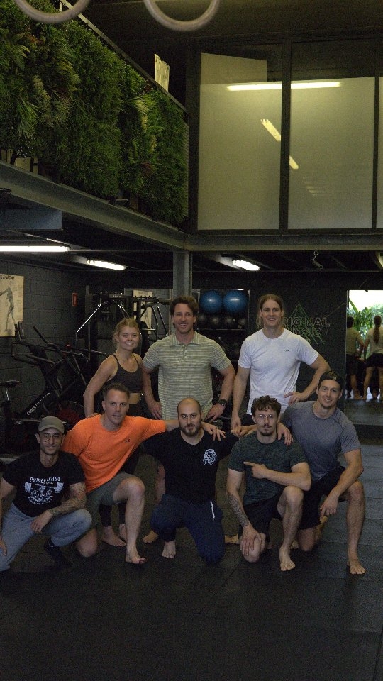 Plyometric Workshop – Level 1 (voor coaches & fysio’s)
Wat een topdag! Samen hebben we de basis van plyometrische training gelegd met:
✅ Isometrische oefeningen
✅ Extensive Plyometrics
✅ Plyo Strength
Een geweldige groep, goede energie en super vibes 🔥
Dit is nog maar het begin — Level 2, we komen eraan! 💪
Trainen stopt niet na je laatste rep. Het is een totaalpakket: bewegen, versterken, rekken en herstellen. 🚀
📍 Locatie: Original Physic – Amsterdam Noord
🌐 Meer info & intake:
👉 www.originalphysic.nl
👉 Volg de coach: @strength_coach_renato
Stay strong. Stay mobile. Get Explosive & Stay injury-free. 🔥
#OriginalPhysic #Plyometrics #Coaching #StrengthAndConditioning #ExplosieveKracht #FunctioneelBewegen #BlessurevrijTrain #PersonalTrainingAmsterdam #AmsterdamNoord #PTAmsterdam #PersonalTrainerAmsterdamNoord #FitnessAmsterdam #TrainingsplanOpMaat #FitMetPT #BeweegBeter #SterkerWorden #GezondEnFit