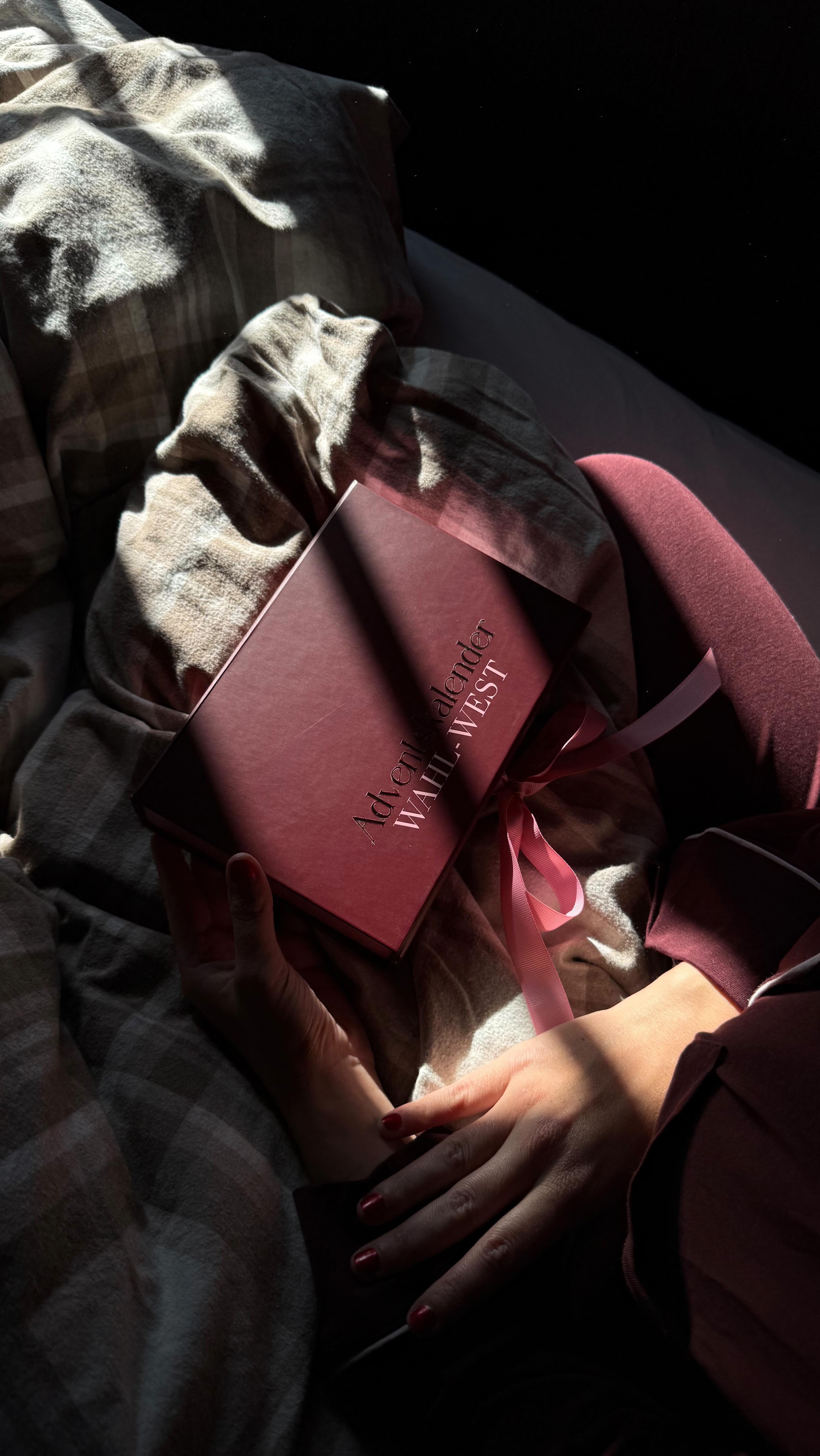 Årets julekalendere fra WAHL-WEST lanseres neste uke ✨ Meld deg på varsling -> se link i bio.
Du kan velge mellom 2 kalendere:
🎁 Ferdig pakket til kun 999,- fås kjøpt i butikk. Forhandlerliste slippes neste uke.
🎁 Skreddersy din egen kalender for kun 1299,- på wahlwest.no
Hvis du vil skreddersy din egen, kan du velge hvilke type smykker (ring, øredobber, armbånd, kjede) du vil ha, om du vil ha bokstaver eller stjernetegn, hvilke farger du liker på stener, om du har andre smykker fra #wahlwest fra før osv.
I nettbutikken kan du allerede nå melde deg på varsel så du får beskjed når kalenderne slippes ✨ PS! En av butikkene som fikk kalenderne tidlig solgte de ut på kun noen timer, så det kan lønne seg å være tidlig ute ☺️ #julekalender #adventskalender #smykkekalender